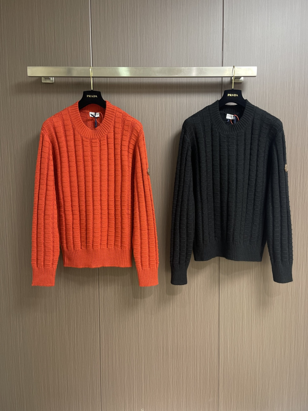 Moncler 浮雕编织徽标针织毛衣，定织雕纹羊毛肌理料 柔软细腻 舒适贴肤 以高饱和度的正红色为底色 