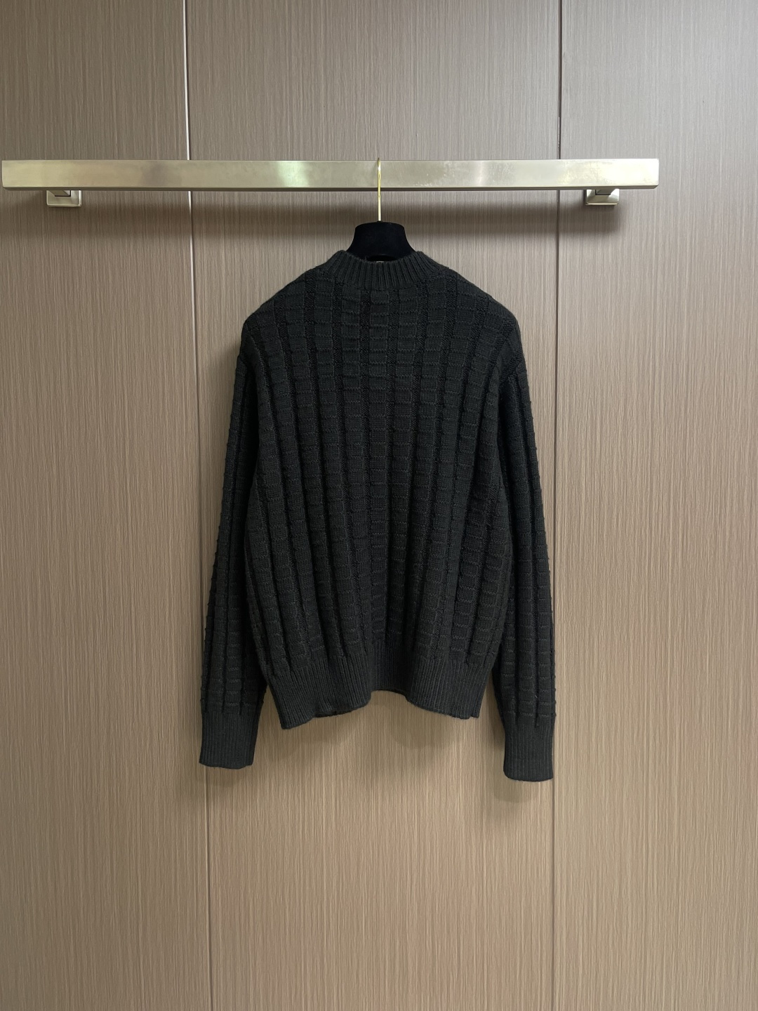 Moncler 浮雕编织徽标针织毛衣，定织雕纹羊毛肌理料 柔软细腻 舒适贴肤 以高饱和度的正红色为底色 