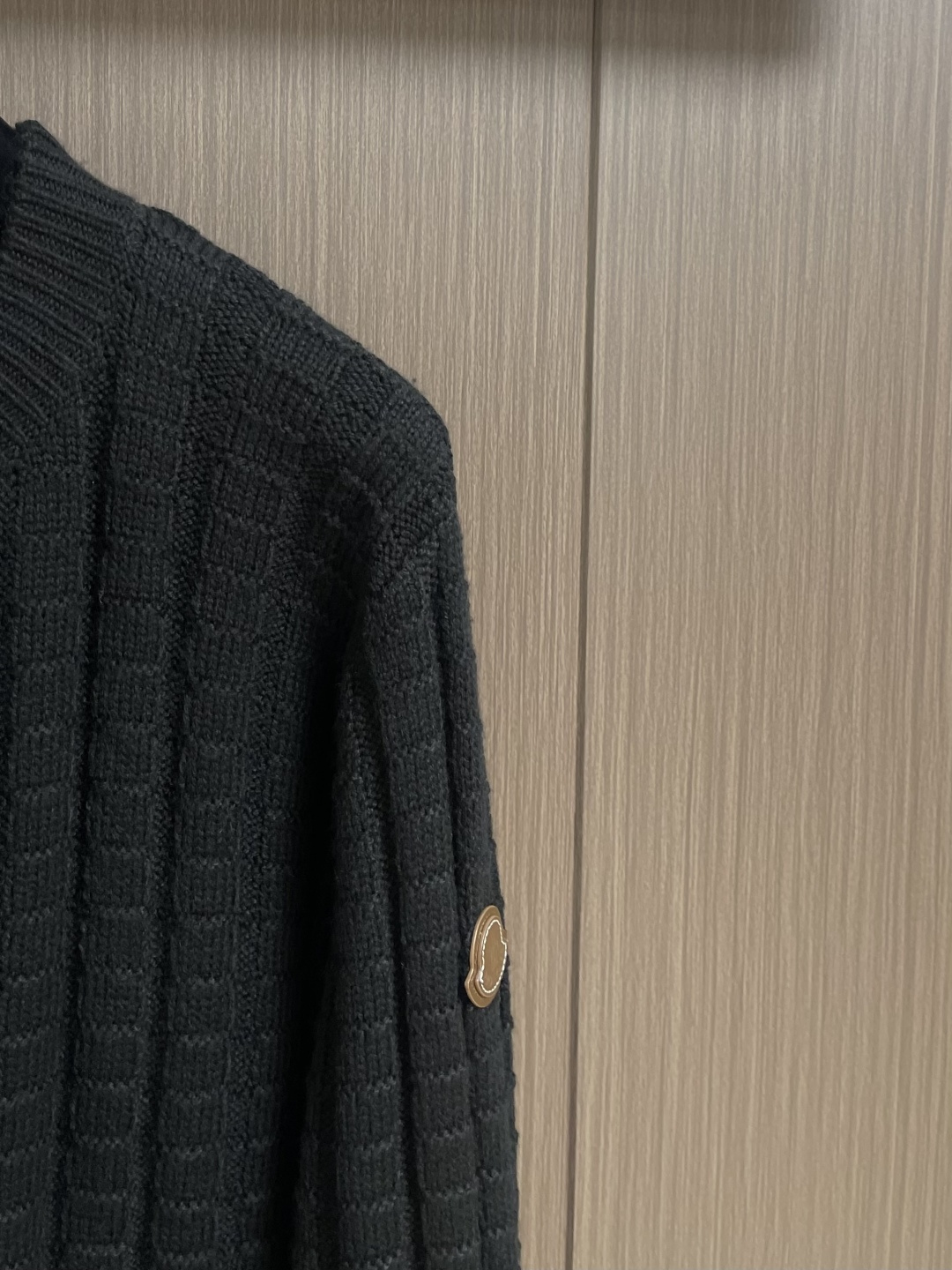 Moncler 浮雕编织徽标针织毛衣，定织雕纹羊毛肌理料 柔软细腻 舒适贴肤 以高饱和度的正红色为底色 