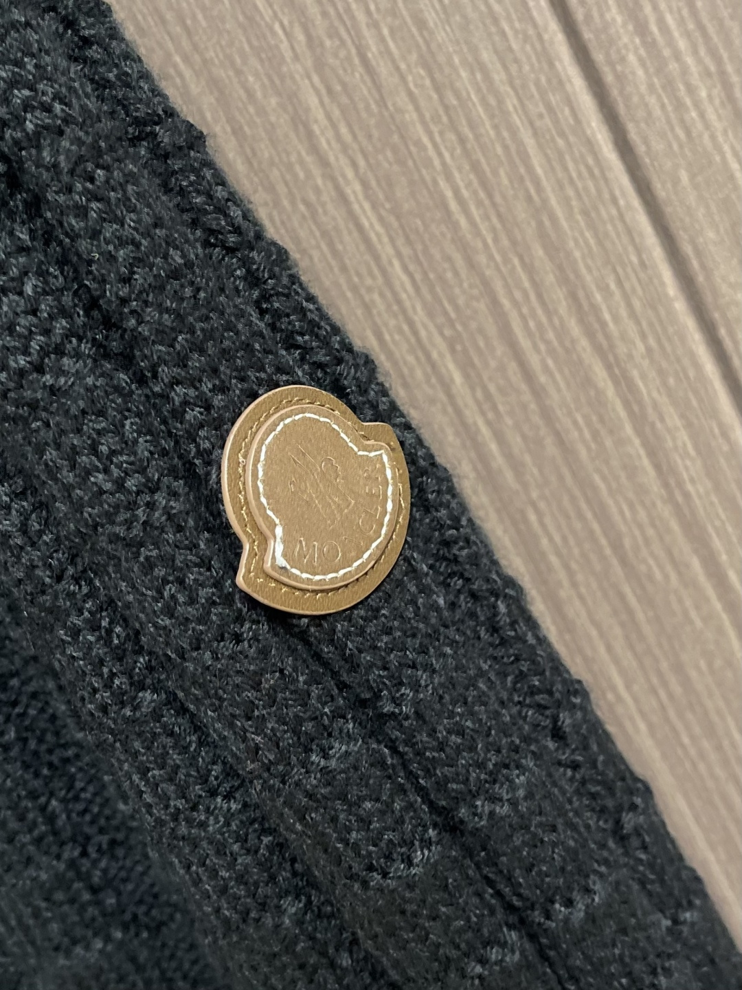 Moncler 浮雕编织徽标针织毛衣，定织雕纹羊毛肌理料 柔软细腻 舒适贴肤 以高饱和度的正红色为底色 