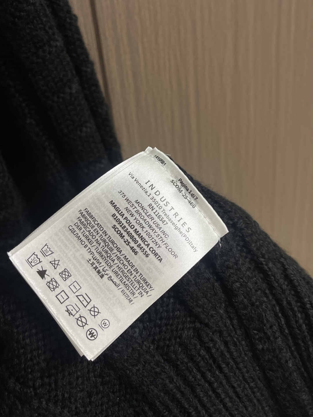 Moncler 浮雕编织徽标针织毛衣，定织雕纹羊毛肌理料 柔软细腻 舒适贴肤 以高饱和度的正红色为底色 