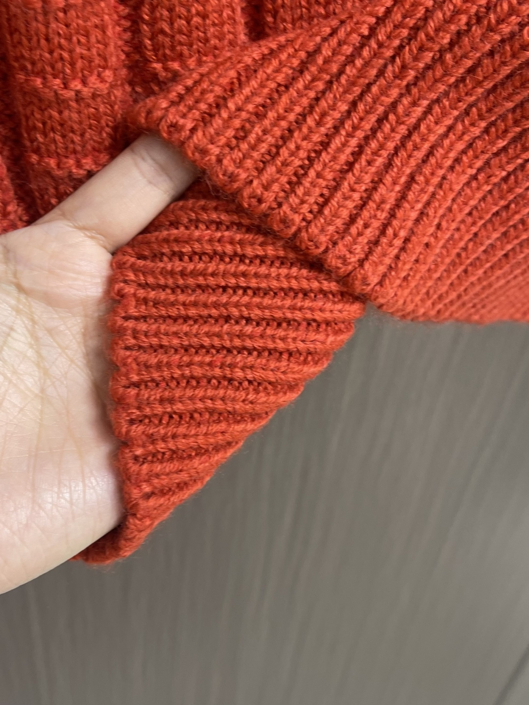 Moncler 浮雕编织徽标针织毛衣，定织雕纹羊毛肌理料 柔软细腻 舒适贴肤 以高饱和度的正红色为底色 