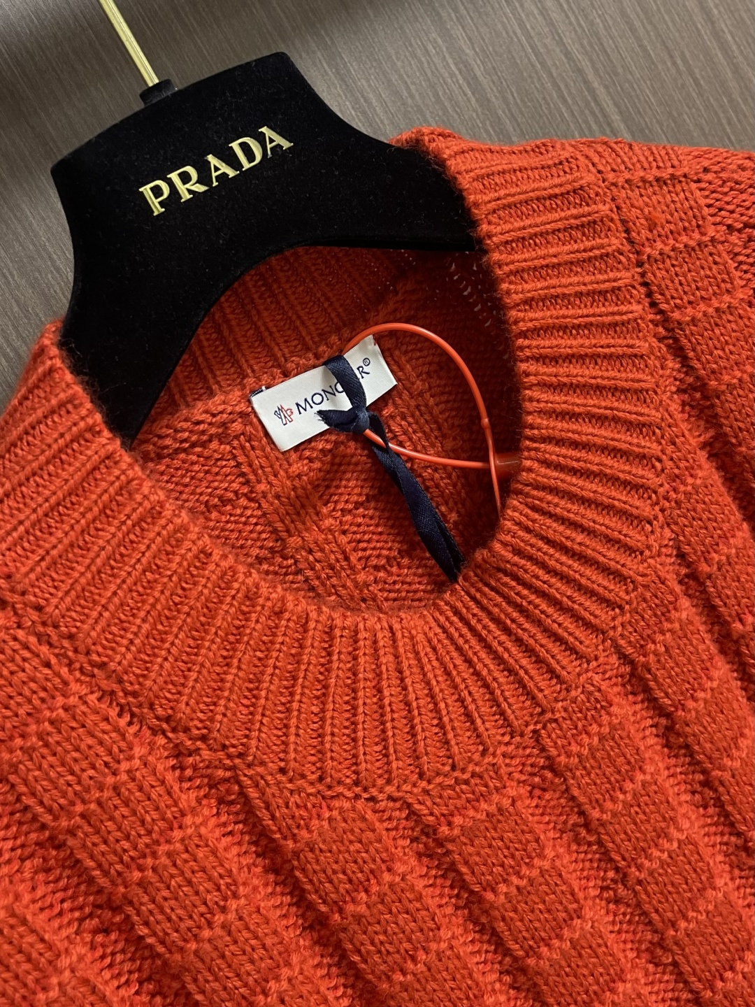 Moncler 浮雕编织徽标针织毛衣，定织雕纹羊毛肌理料 柔软细腻 舒适贴肤 以高饱和度的正红色为底色 