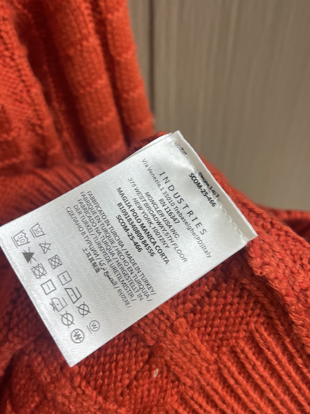 Moncler 浮雕编织徽标针织毛衣，定织雕纹羊毛肌理料 柔软细腻 舒适贴肤 以高饱和度的正红色为底色 