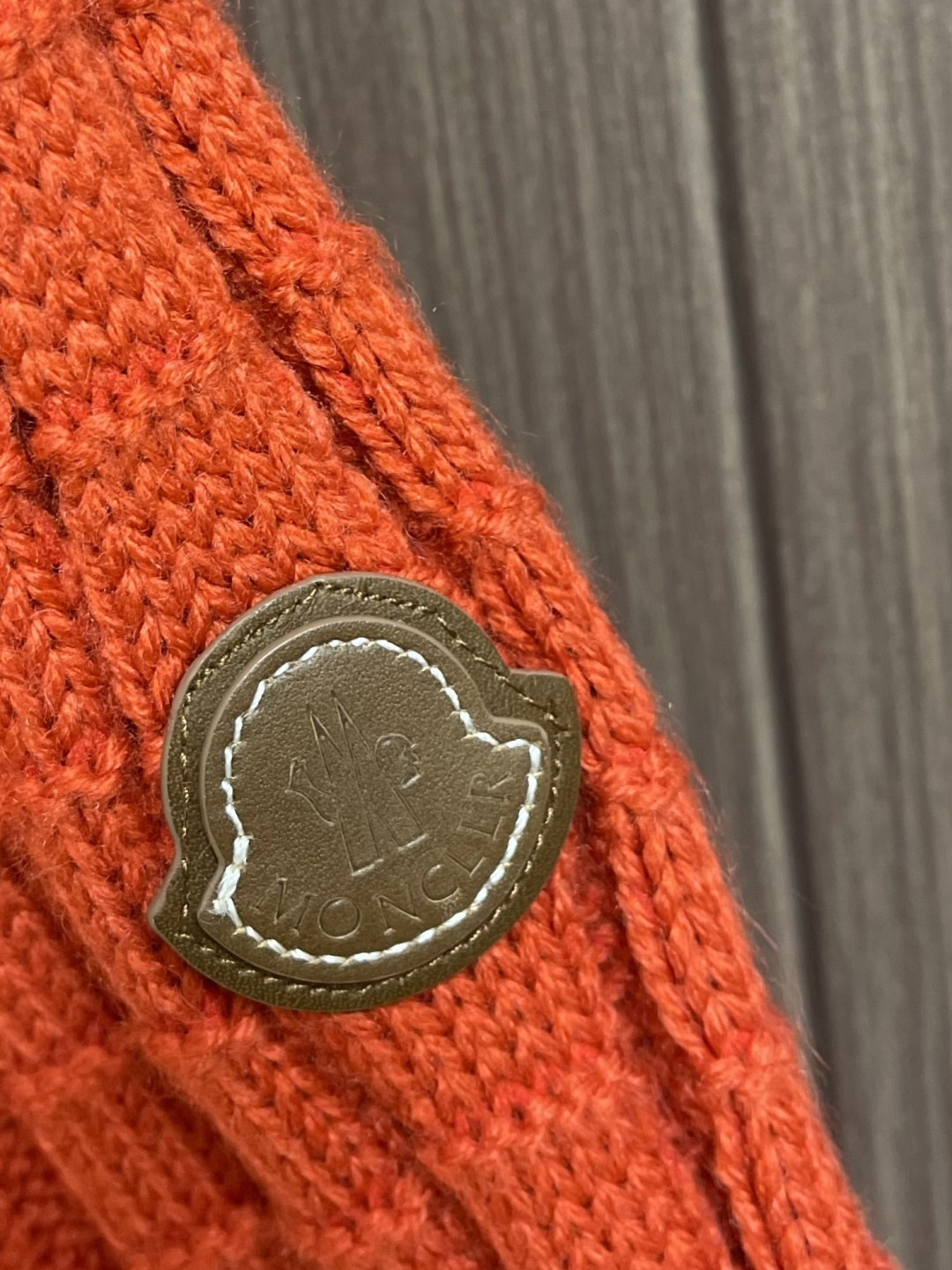 Moncler 浮雕编织徽标针织毛衣，定织雕纹羊毛肌理料 柔软细腻 舒适贴肤 以高饱和度的正红色为底色 