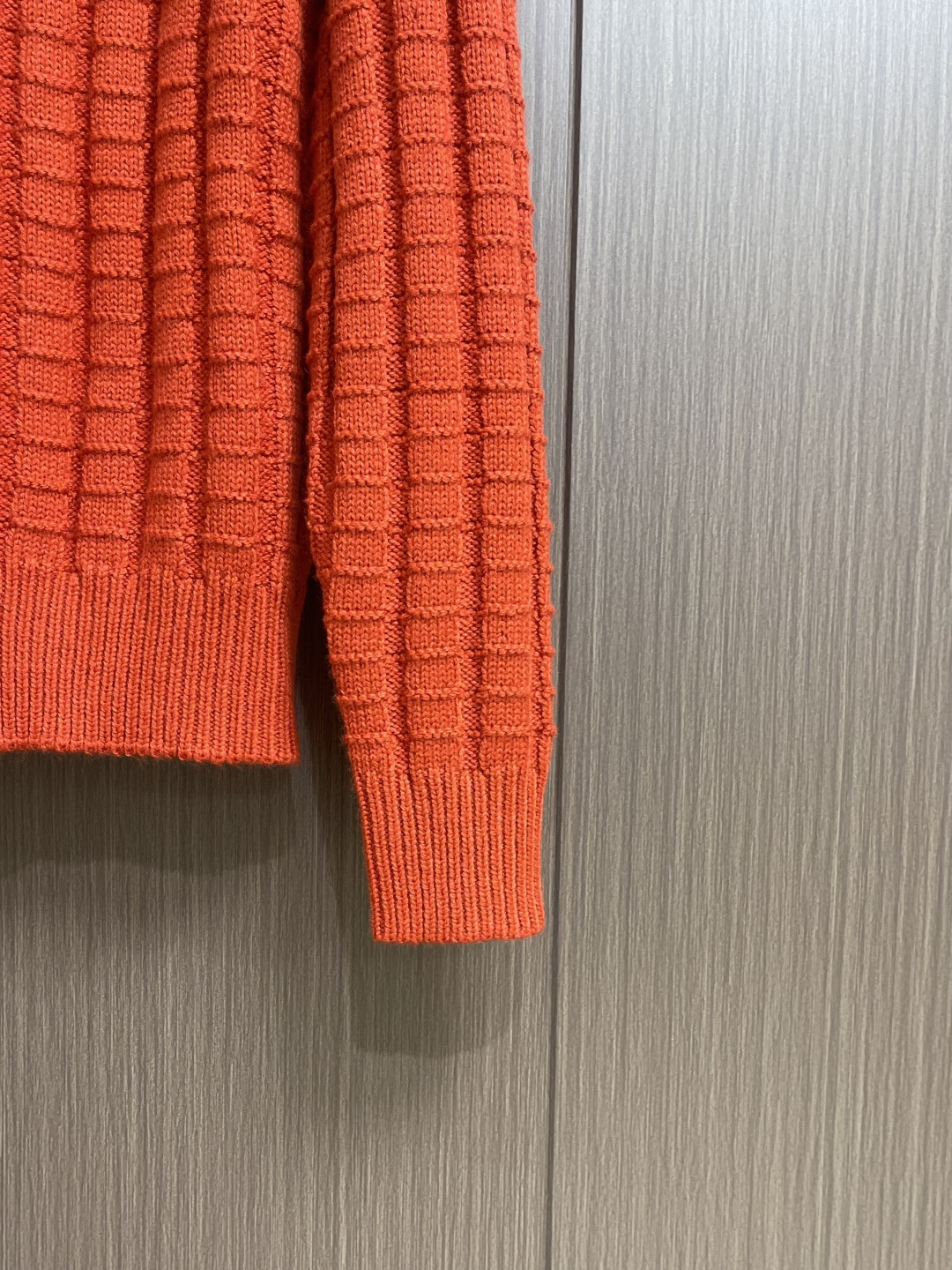 Moncler 浮雕编织徽标针织毛衣，定织雕纹羊毛肌理料 柔软细腻 舒适贴肤 以高饱和度的正红色为底色 