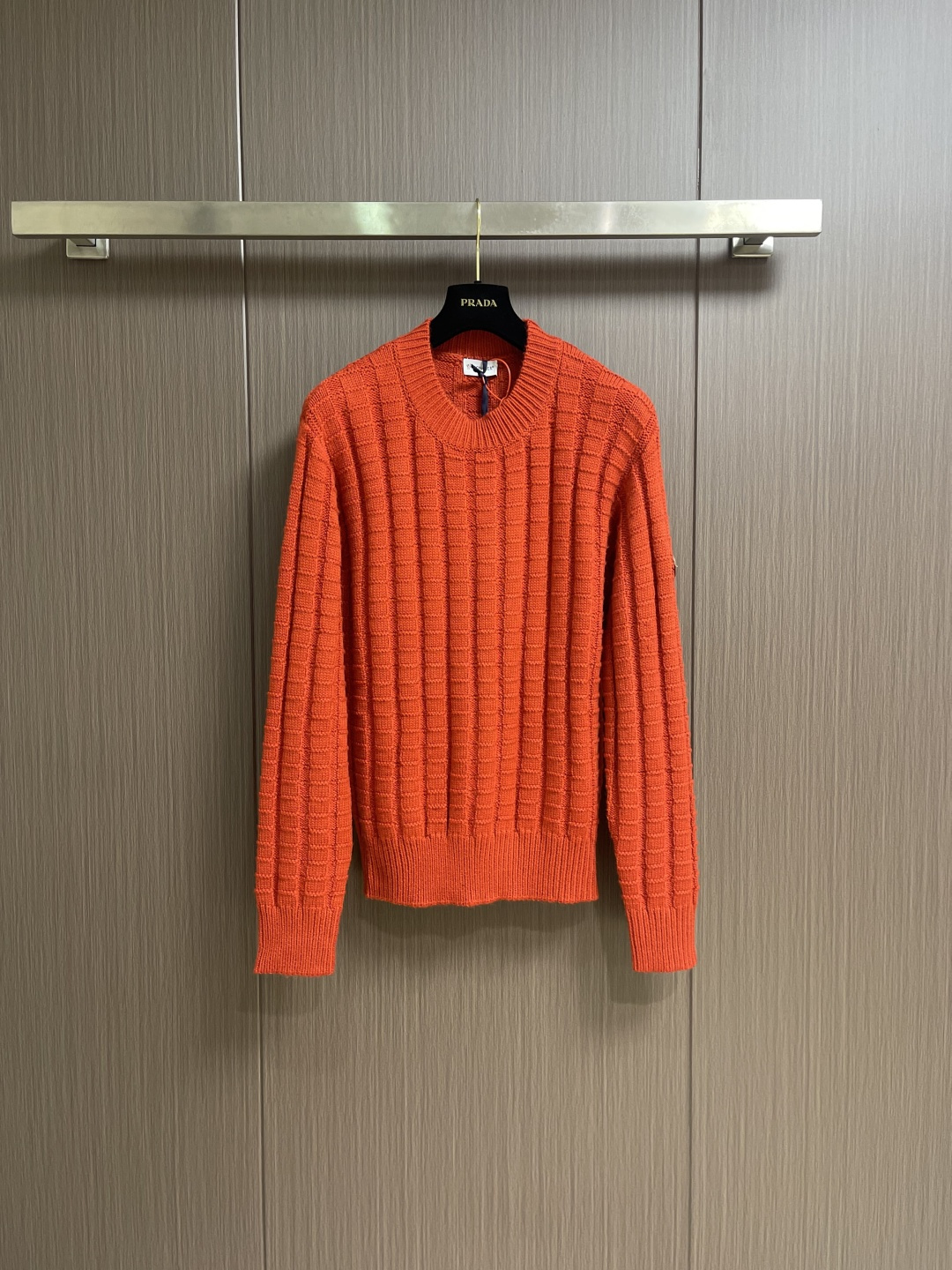 Moncler 浮雕编织徽标针织毛衣，定织雕纹羊毛肌理料 柔软细腻 舒适贴肤 以高饱和度的正红色为底色 