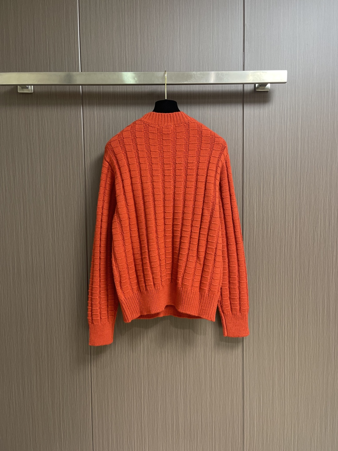 Moncler 浮雕编织徽标针织毛衣，定织雕纹羊毛肌理料 柔软细腻 舒适贴肤 以高饱和度的正红色为底色 