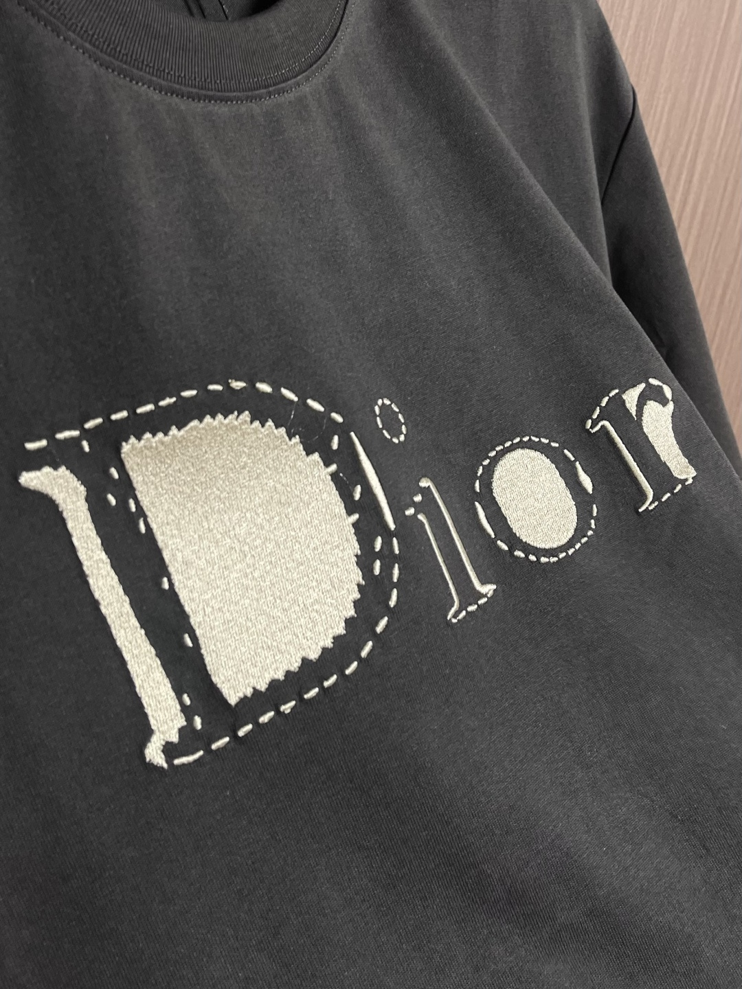 DIOR 字母徽标提花圆领短袖T恤，采用进口丝光精梳棉面料，质地细腻顺滑且带有柔和光泽感，具备极佳的吸汗