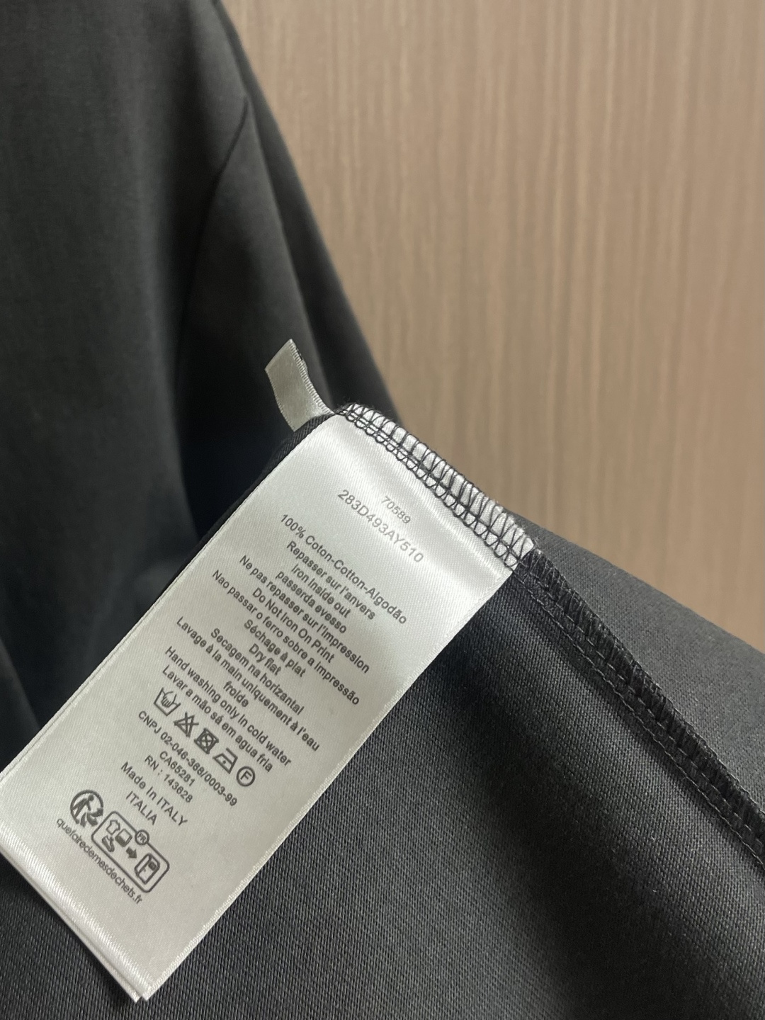 DIOR 字母徽标提花圆领短袖T恤，采用进口丝光精梳棉面料，质地细腻顺滑且带有柔和光泽感，具备极佳的吸汗