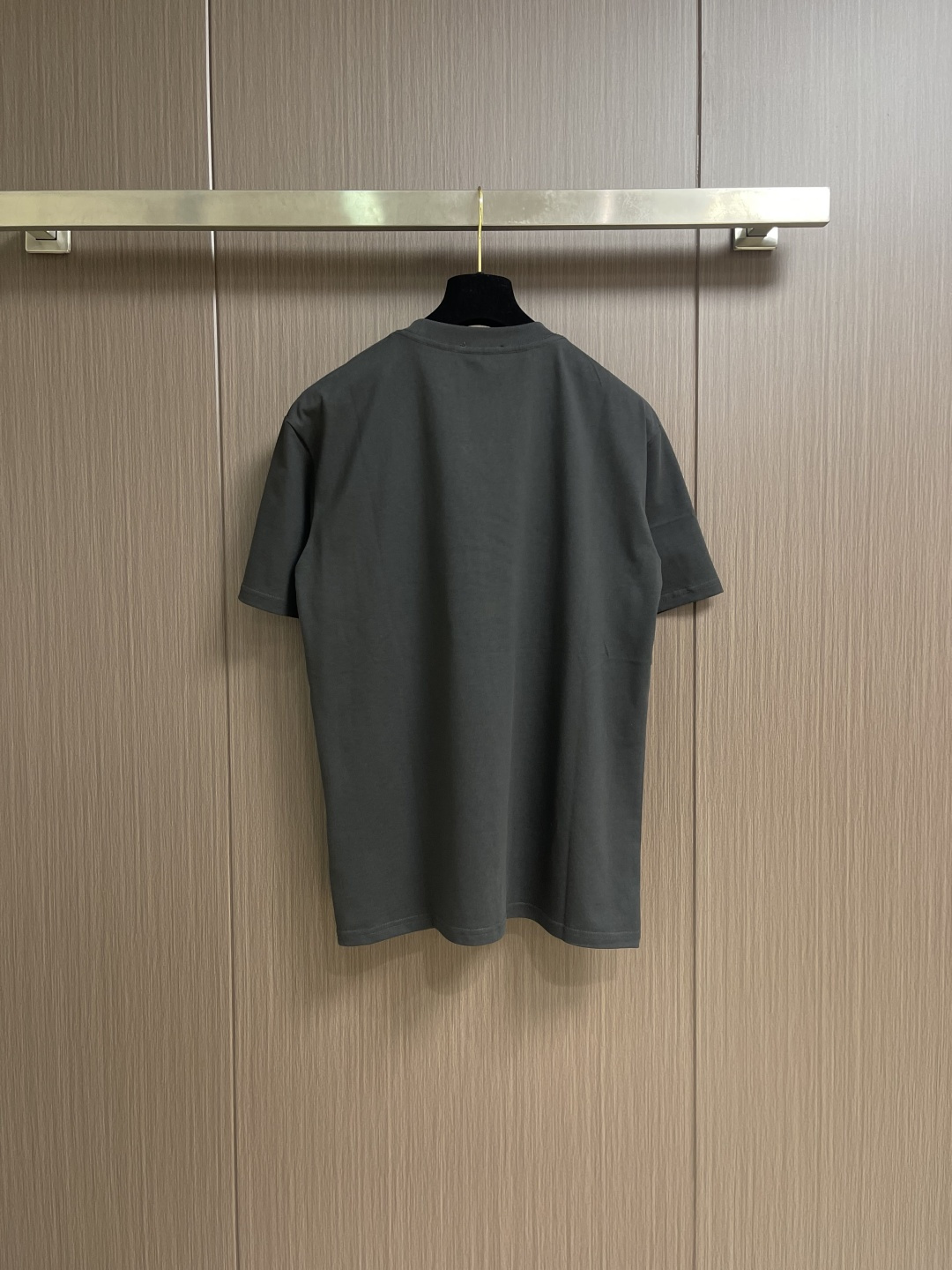 DIOR 字母徽标提花圆领短袖T恤，采用进口丝光精梳棉面料，质地细腻顺滑且带有柔和光泽感，具备极佳的吸汗