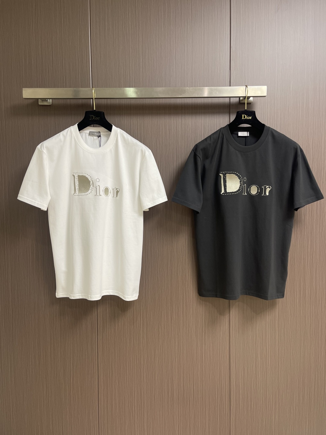 DIOR 字母徽标提花圆领短袖T恤，采用进口丝光精梳棉面料，质地细腻顺滑且带有柔和光泽感，具备极佳的吸汗