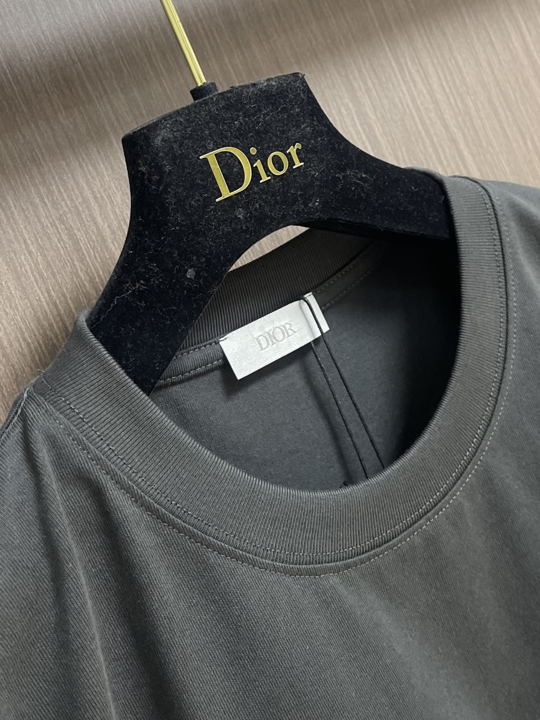 DIOR 字母徽标提花圆领短袖T恤，采用进口丝光精梳棉面料，质地细腻顺滑且带有柔和光泽感，具备极佳的吸汗