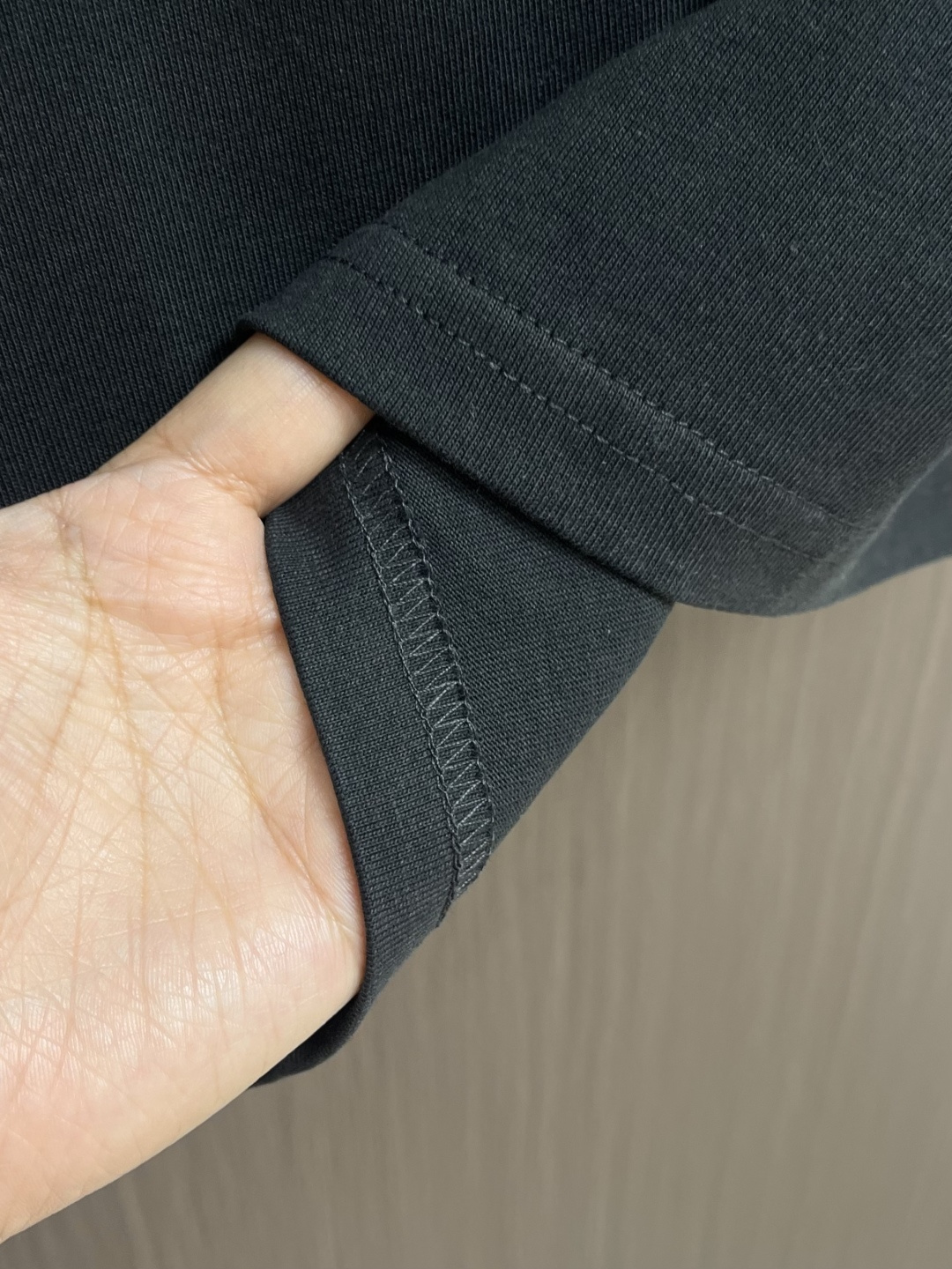 DIOR 字母徽标提花圆领短袖T恤，采用进口丝光精梳棉面料，质地细腻顺滑且带有柔和光泽感，具备极佳的吸汗