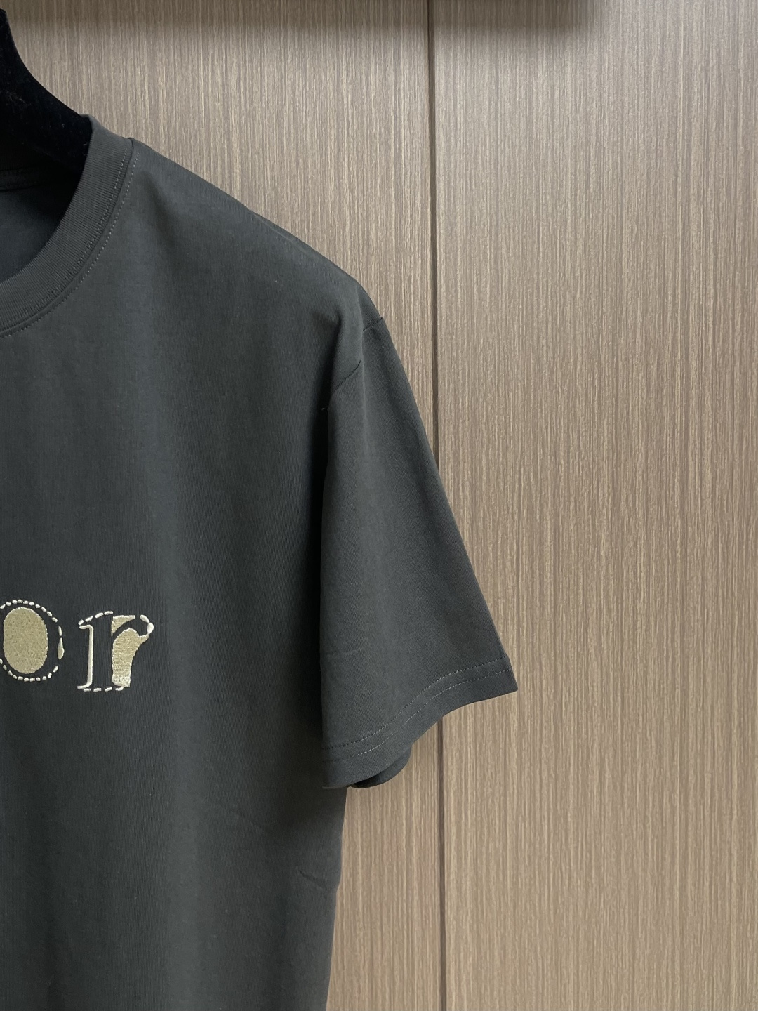 DIOR 字母徽标提花圆领短袖T恤，采用进口丝光精梳棉面料，质地细腻顺滑且带有柔和光泽感，具备极佳的吸汗