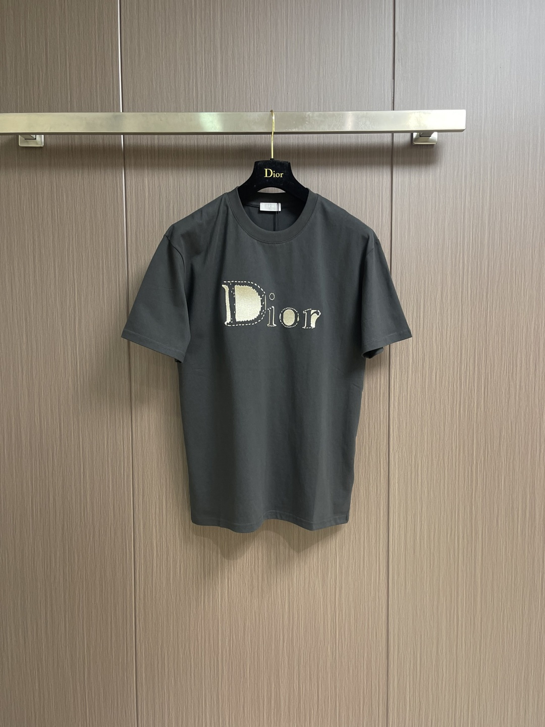 DIOR 字母徽标提花圆领短袖T恤，采用进口丝光精梳棉面料，质地细腻顺滑且带有柔和光泽感，具备极佳的吸汗