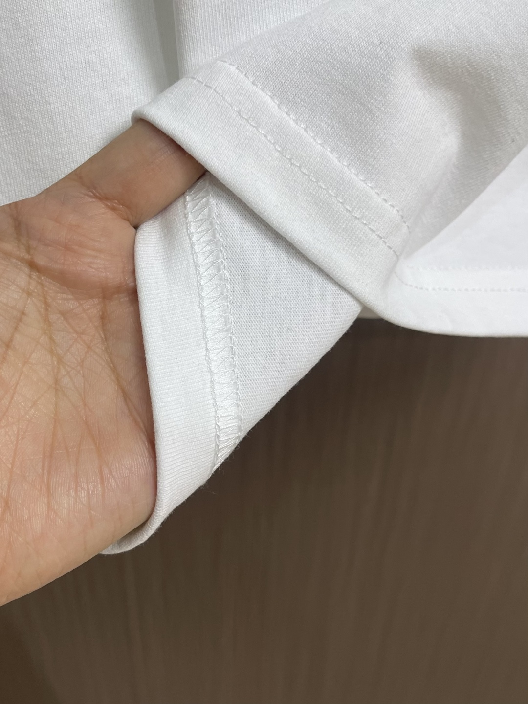 DIOR 字母徽标提花圆领短袖T恤，采用进口丝光精梳棉面料，质地细腻顺滑且带有柔和光泽感，具备极佳的吸汗