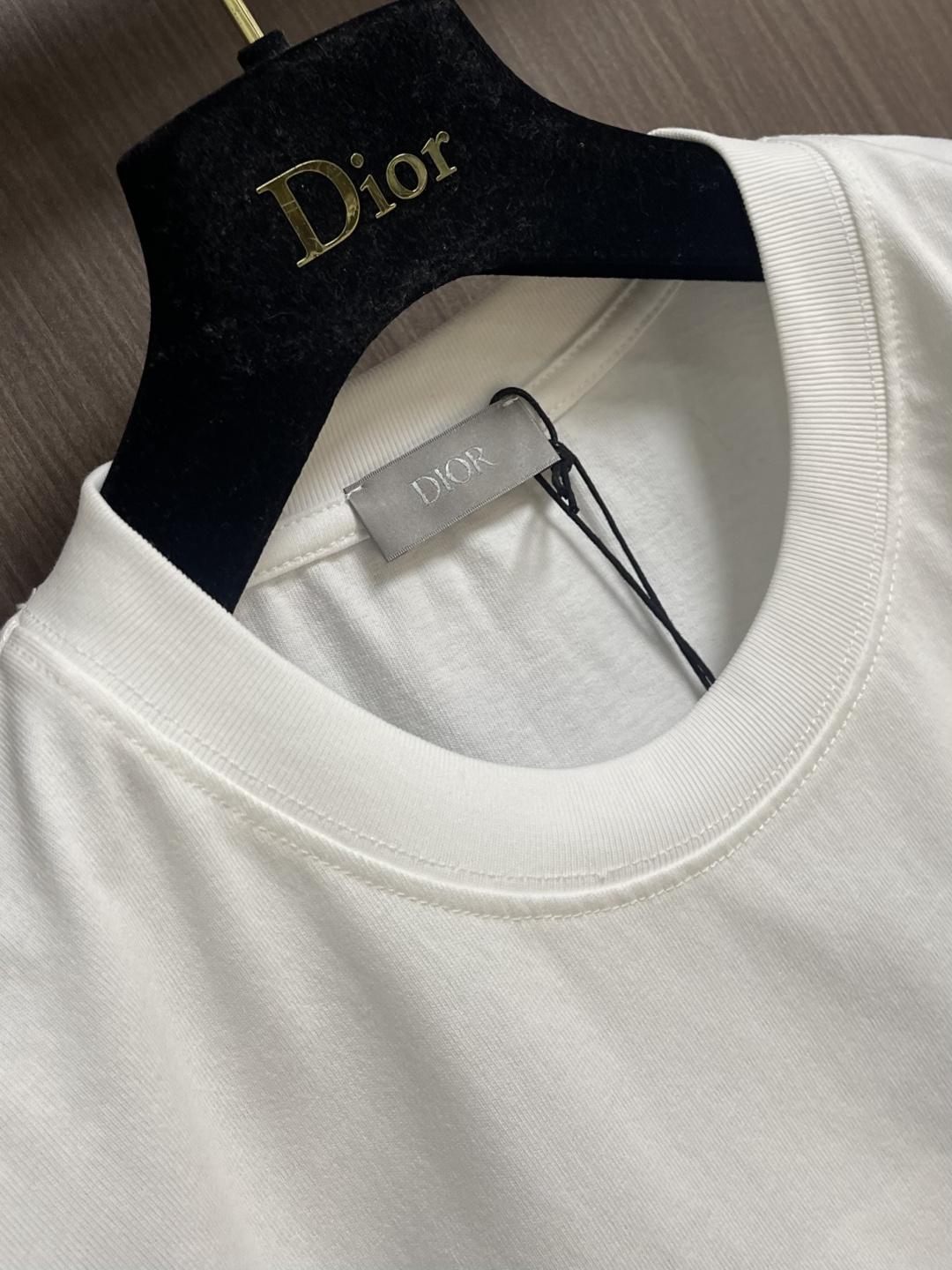 DIOR 字母徽标提花圆领短袖T恤，采用进口丝光精梳棉面料，质地细腻顺滑且带有柔和光泽感，具备极佳的吸汗