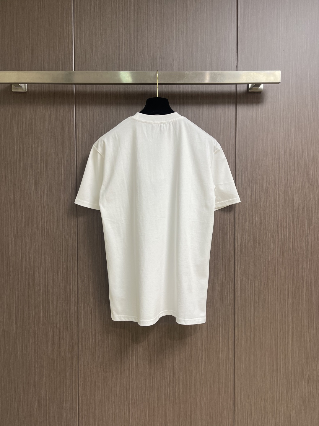 DIOR 字母徽标提花圆领短袖T恤，采用进口丝光精梳棉面料，质地细腻顺滑且带有柔和光泽感，具备极佳的吸汗