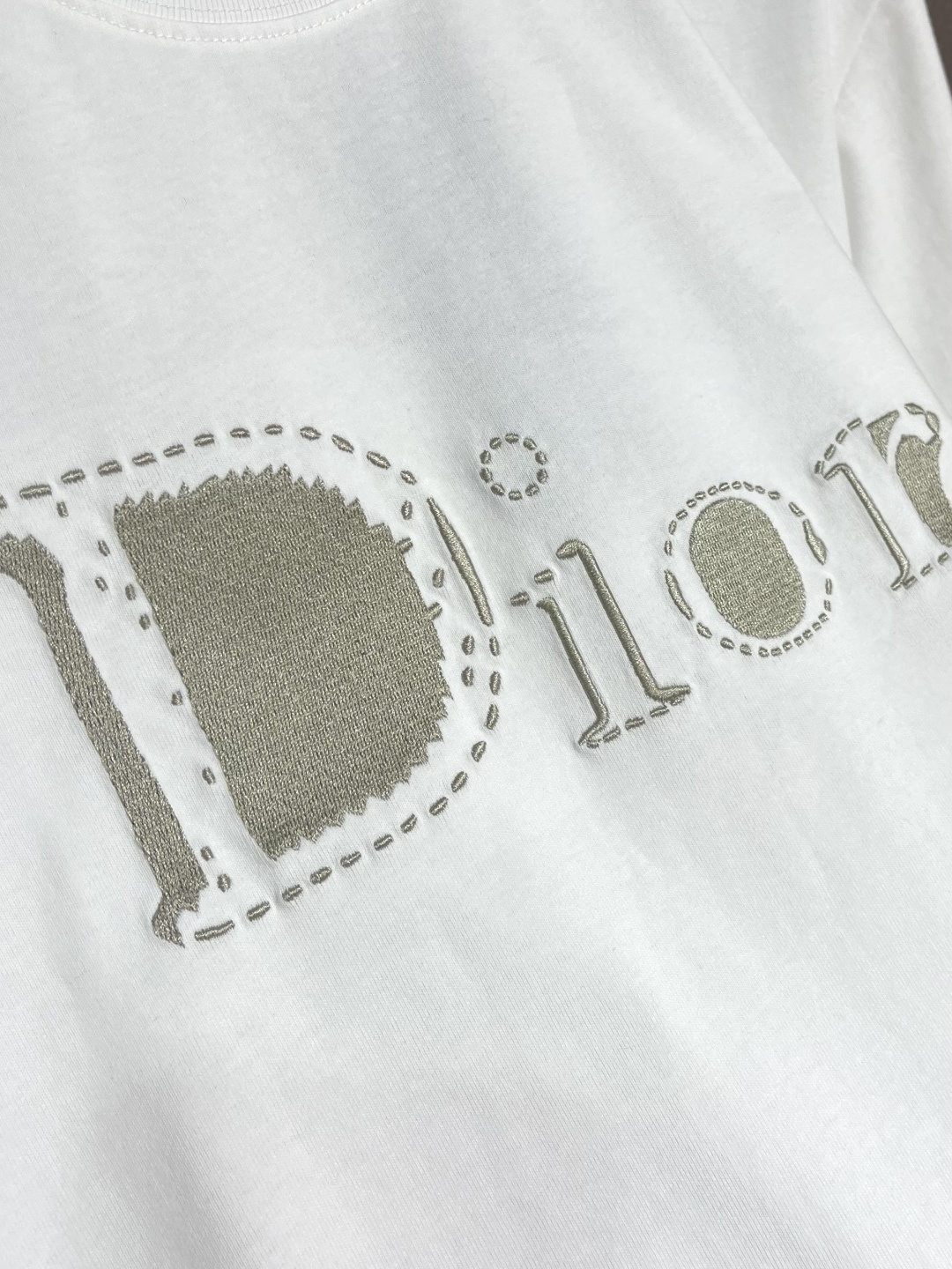 DIOR 字母徽标提花圆领短袖T恤，采用进口丝光精梳棉面料，质地细腻顺滑且带有柔和光泽感，具备极佳的吸汗