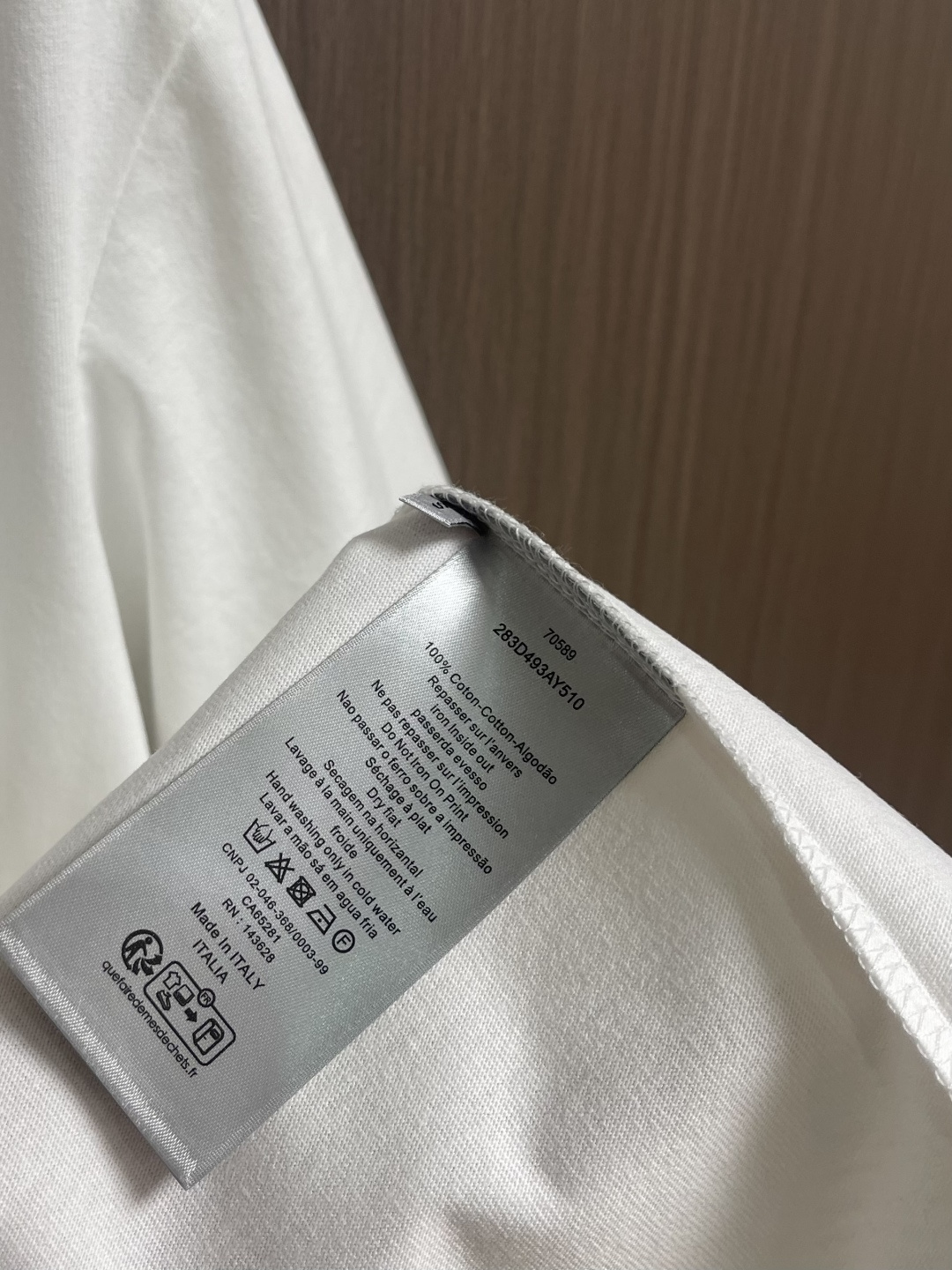 DIOR 字母徽标提花圆领短袖T恤，采用进口丝光精梳棉面料，质地细腻顺滑且带有柔和光泽感，具备极佳的吸汗