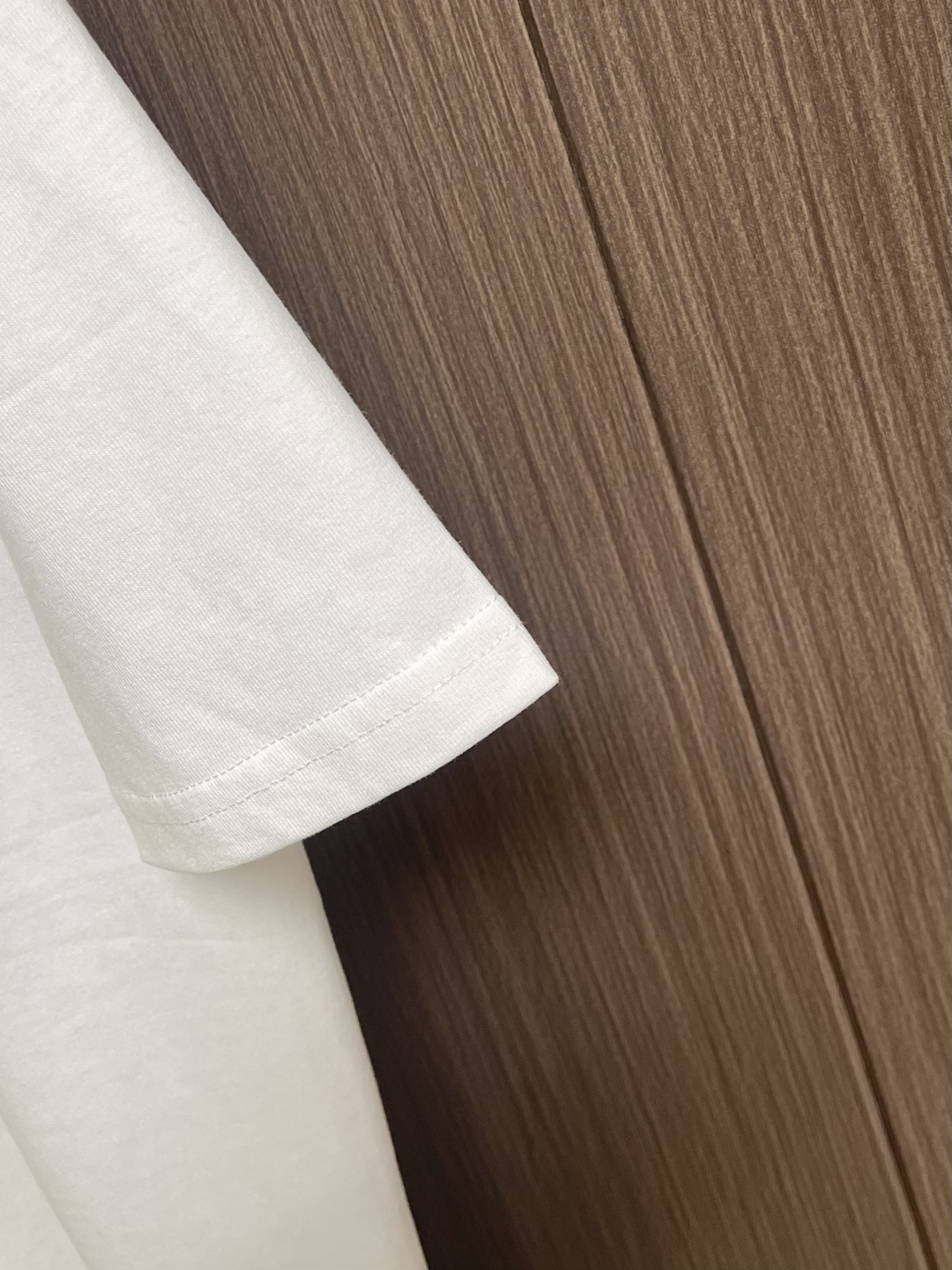 DIOR 字母徽标提花圆领短袖T恤，采用进口丝光精梳棉面料，质地细腻顺滑且带有柔和光泽感，具备极佳的吸汗