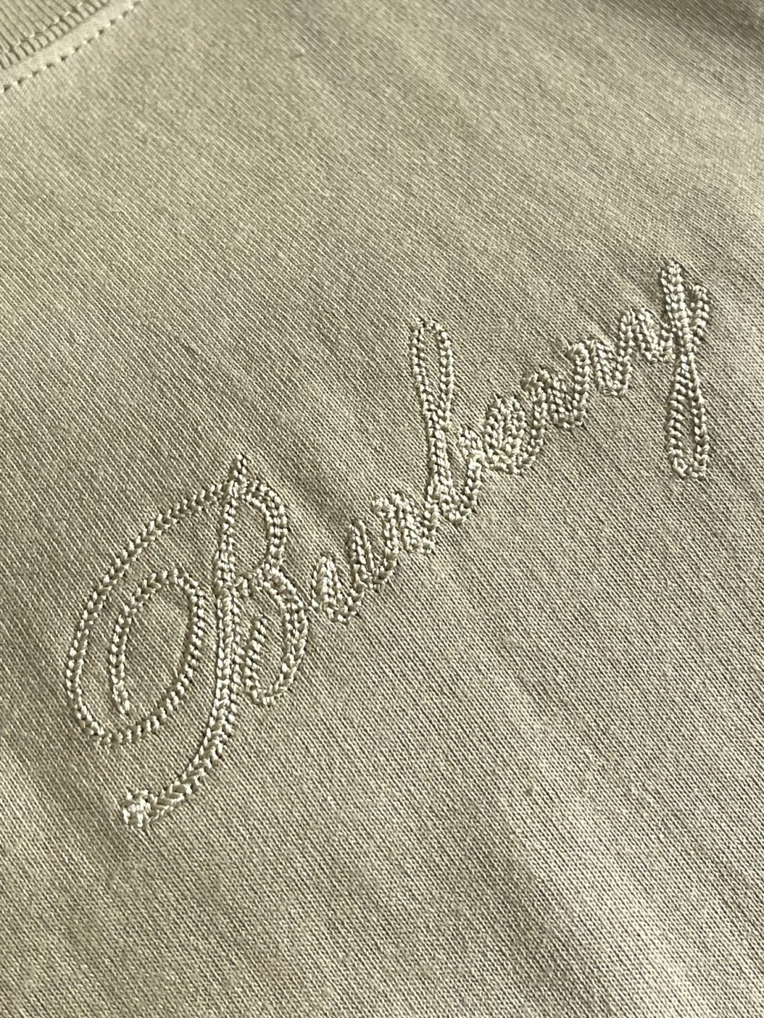 Burberry 2026ss早春新款格纹草书风格徽标装饰棉质短袖T恤，选用中量级平织棉面料打造，呈现休