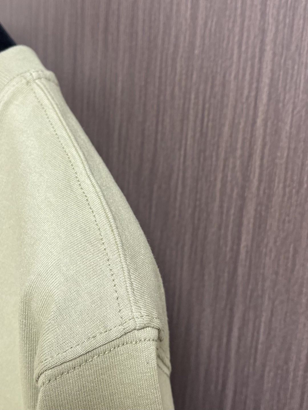 Burberry 2026ss早春新款格纹草书风格徽标装饰棉质短袖T恤，选用中量级平织棉面料打造，呈现休