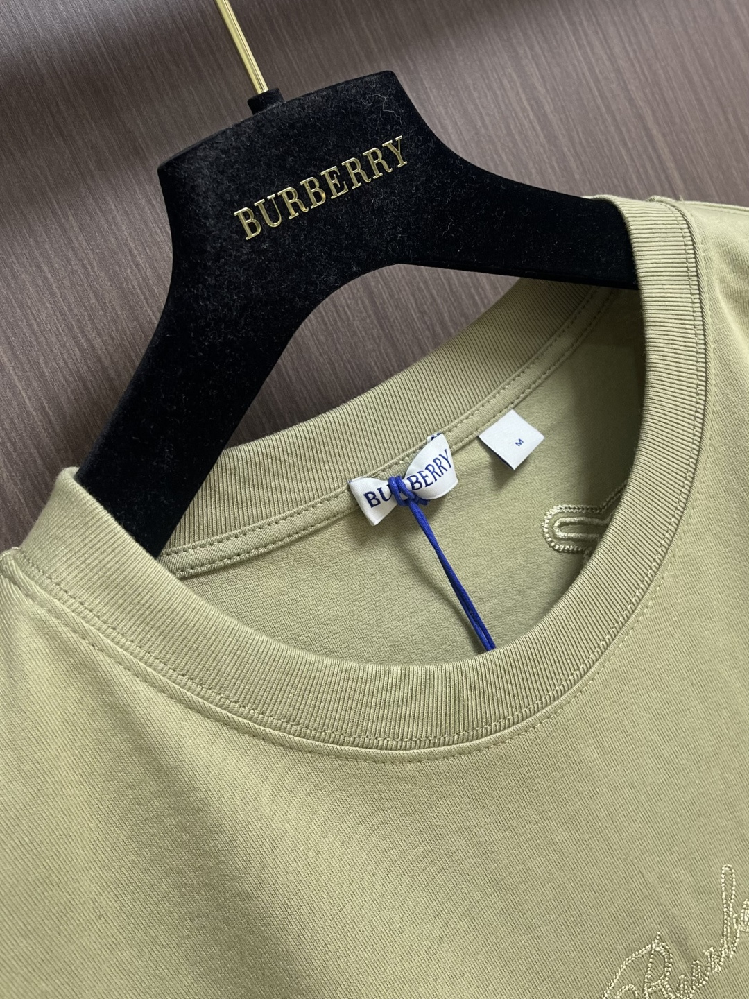 Burberry 2026ss早春新款格纹草书风格徽标装饰棉质短袖T恤，选用中量级平织棉面料打造，呈现休