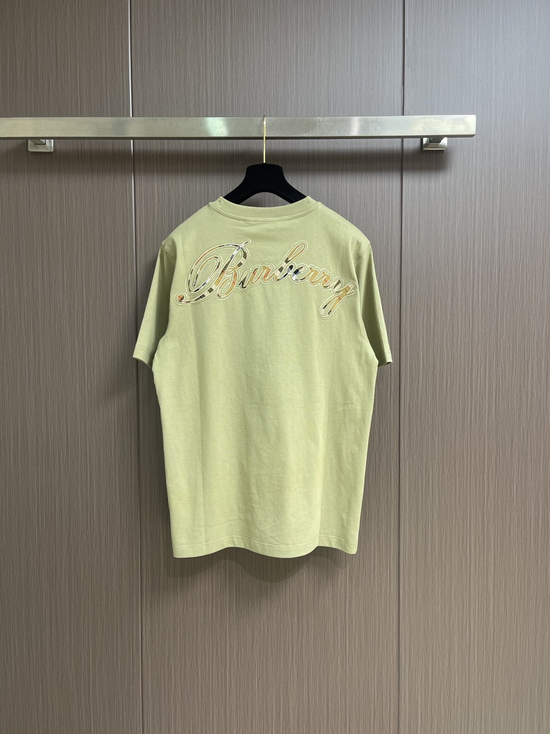 Burberry 2026ss早春新款格纹草书风格徽标装饰棉质短袖T恤，选用中量级平织棉面料打造，呈现休