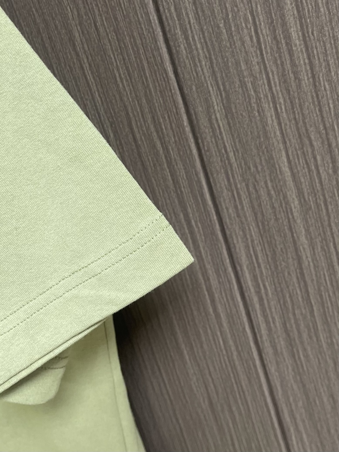 Burberry 2026ss早春新款格纹草书风格徽标装饰棉质短袖T恤，选用中量级平织棉面料打造，呈现休