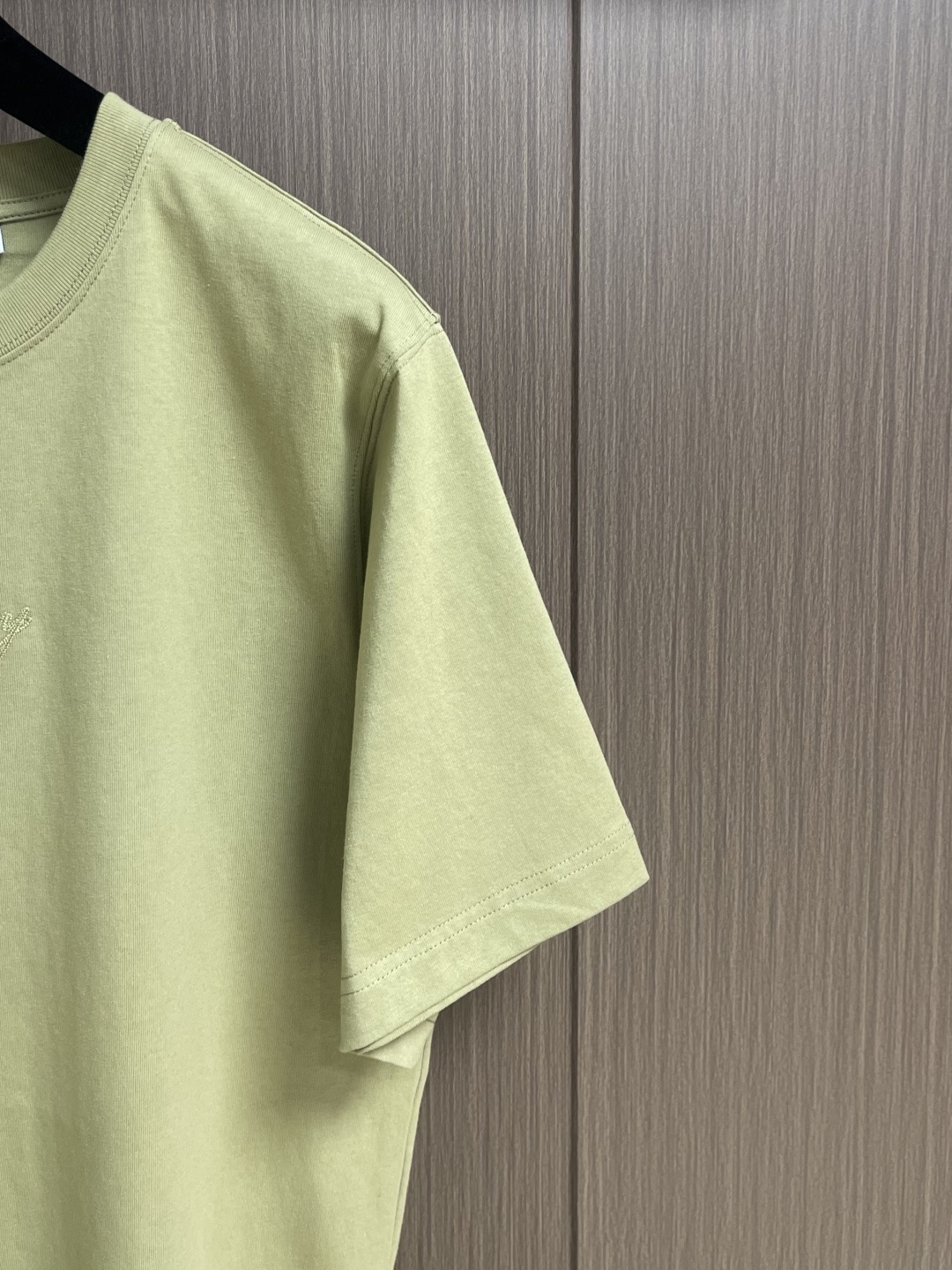 Burberry 2026ss早春新款格纹草书风格徽标装饰棉质短袖T恤，选用中量级平织棉面料打造，呈现休