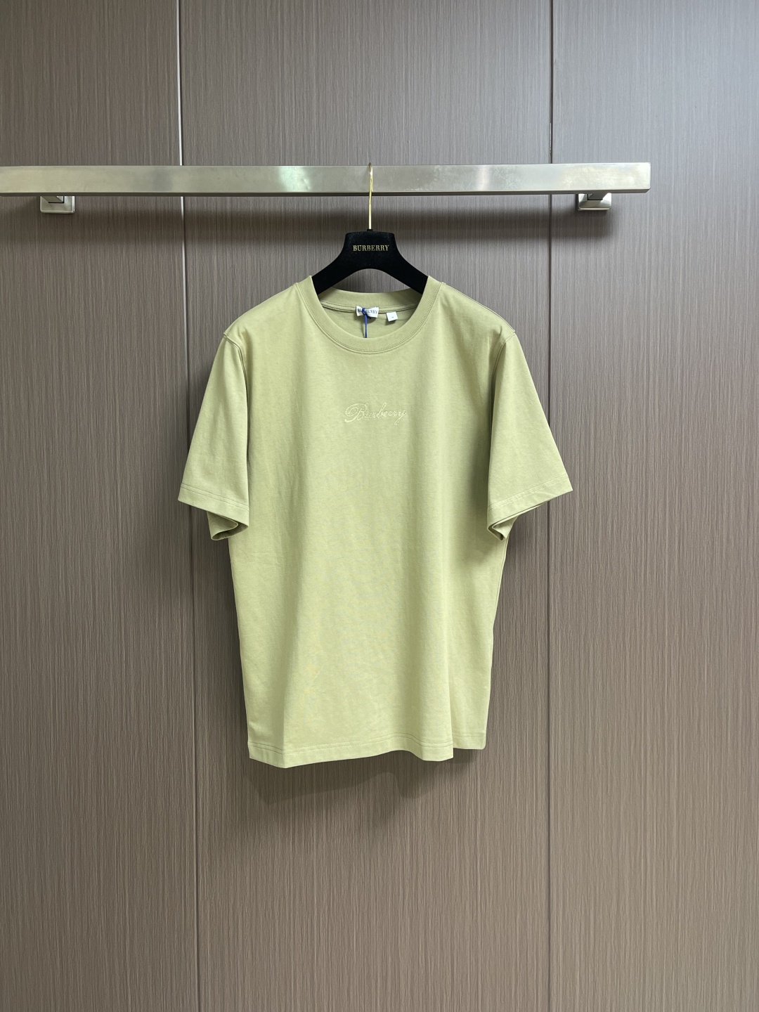 Burberry 2026ss早春新款格纹草书风格徽标装饰棉质短袖T恤，选用中量级平织棉面料打造，呈现休