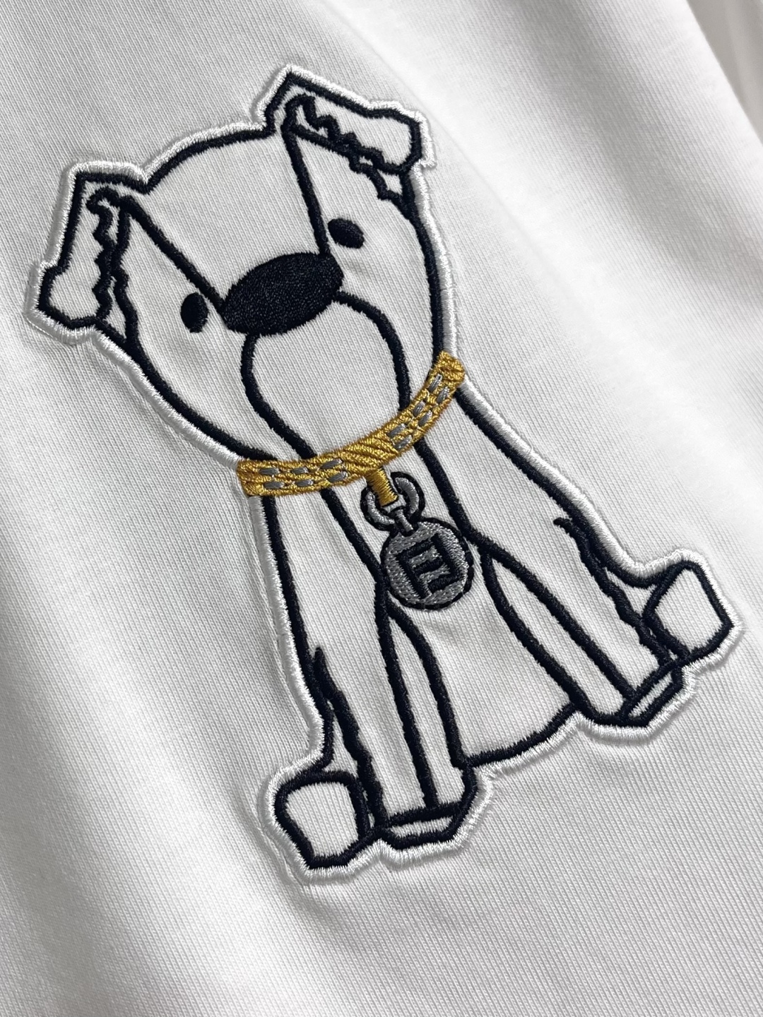 FENDI 2026ss新款短袖T恤 白色棉质T恤白色纯棉材质，胸部饰有撞色刺绣，灵感源自创意总监Sii