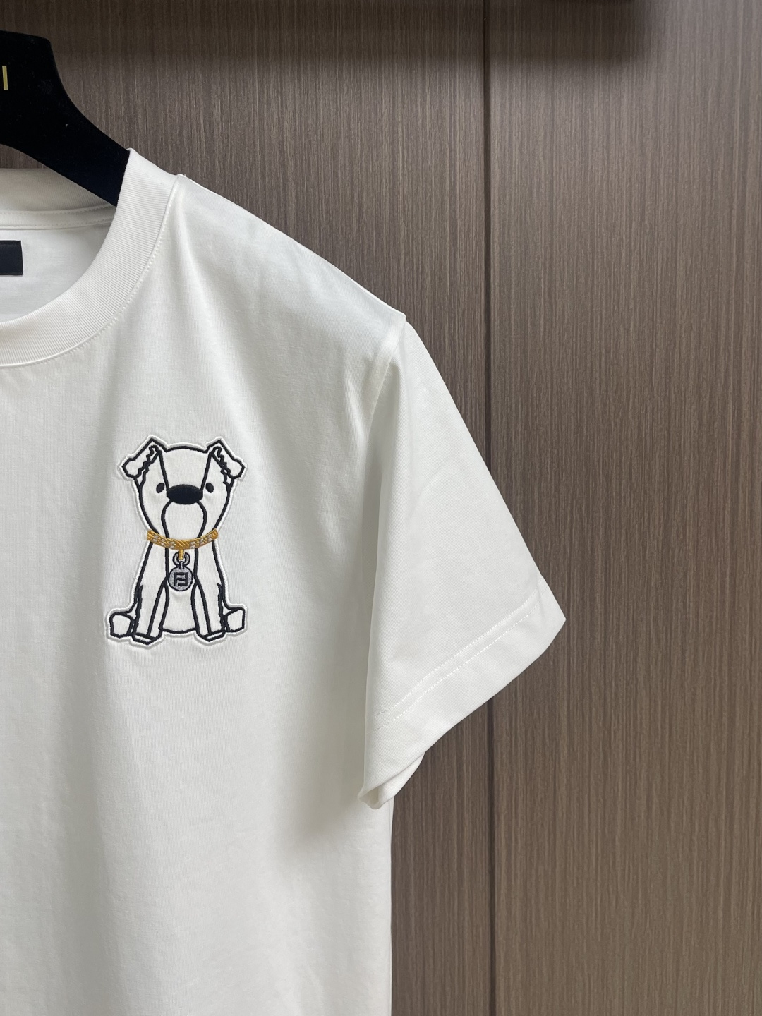 FENDI 2026ss新款短袖T恤 白色棉质T恤白色纯棉材质，胸部饰有撞色刺绣，灵感源自创意总监Sii