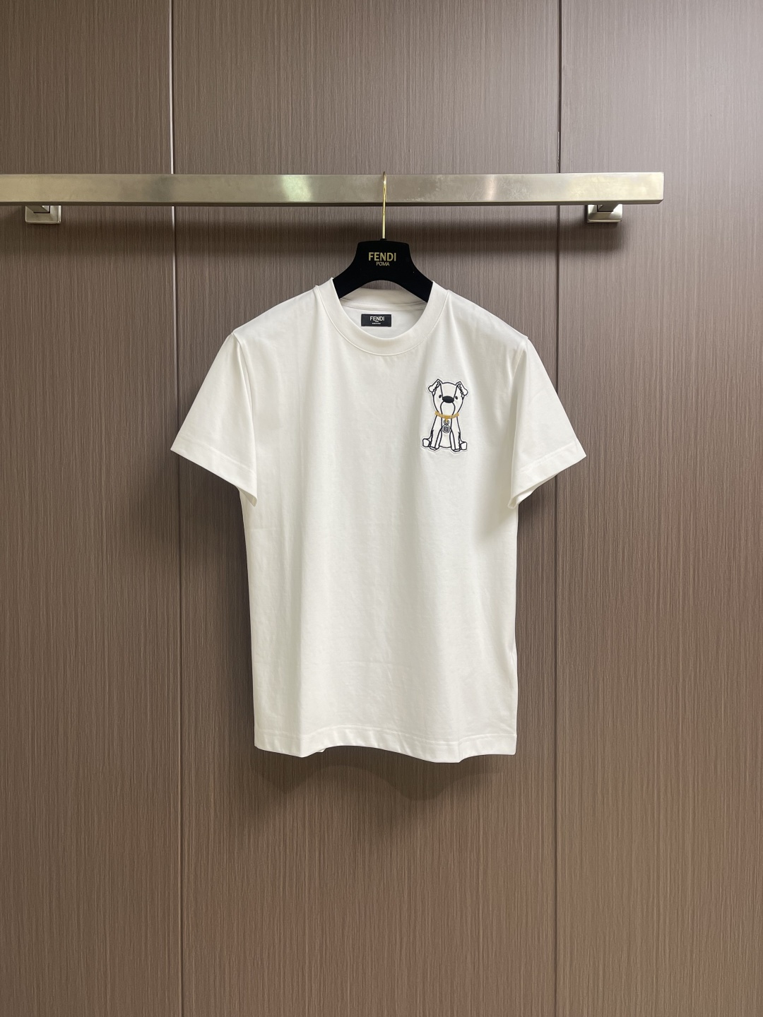 FENDI 2026ss新款短袖T恤 白色棉质T恤白色纯棉材质，胸部饰有撞色刺绣，灵感源自创意总监Sii
