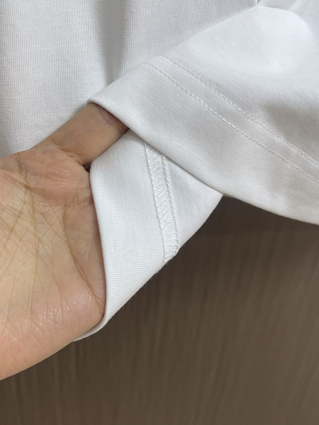 FENDI 2026ss新款短袖T恤 白色棉质T恤白色纯棉材质，胸部饰有撞色刺绣，灵感源自创意总监Sii