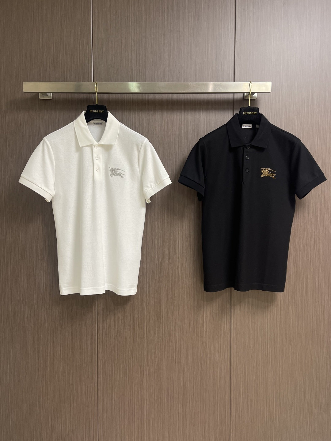 Burberry 经典款短袖Polo衫，面料色牢度，变型度，纯正度，好面料带给我们直观感受就是高级，舒适