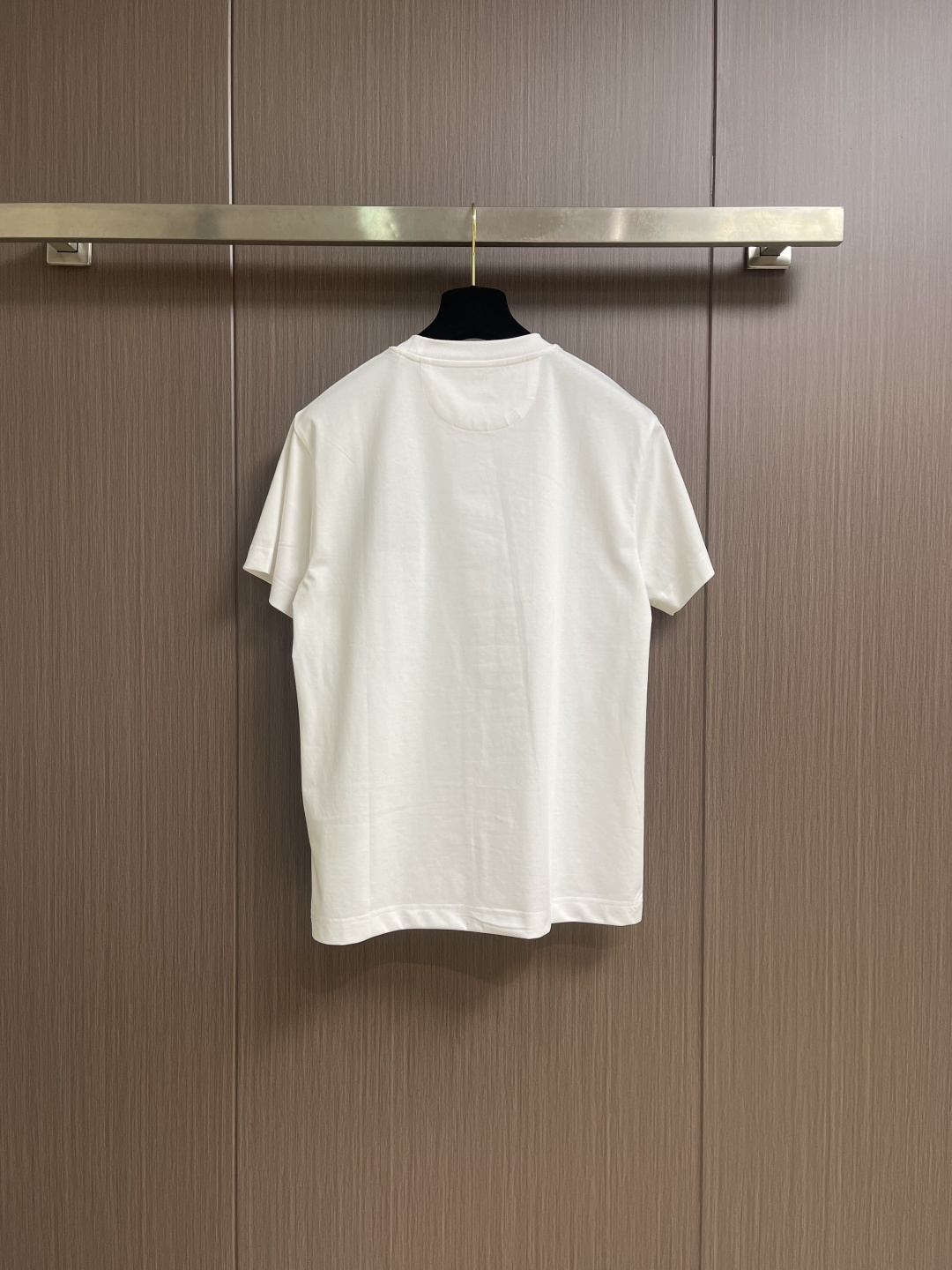 FENDI 2026ss新款短袖T恤 白色棉质T恤白色纯棉材质，胸部饰有撞色刺绣，灵感源自创意总监Sii