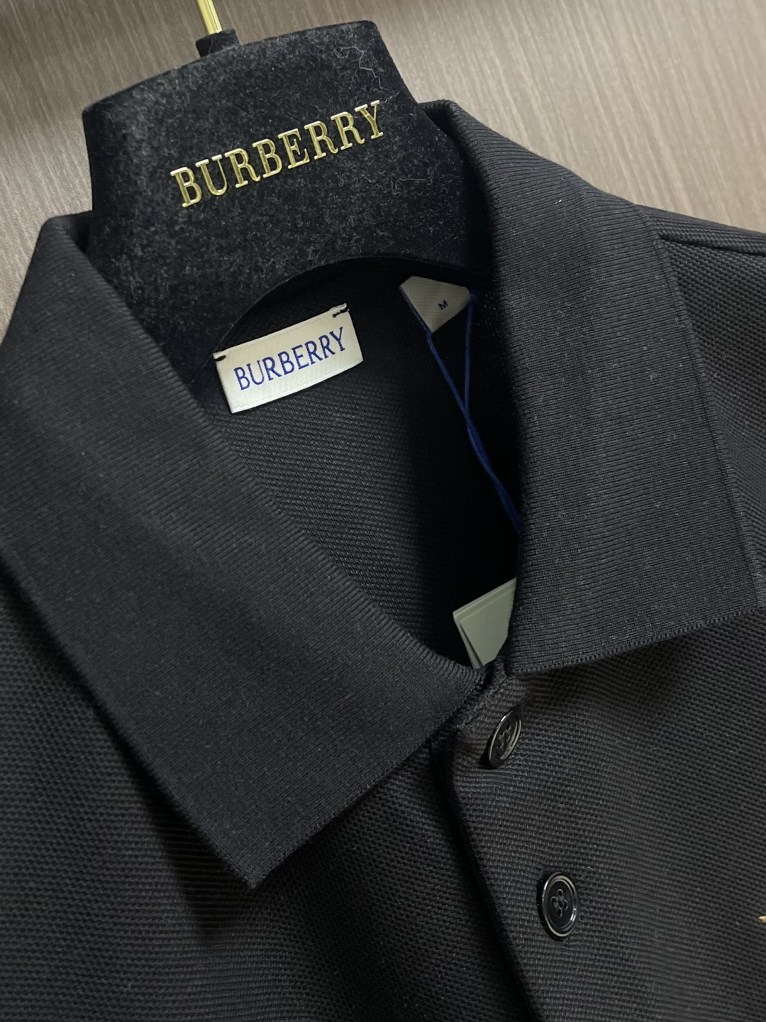 Burberry 经典款短袖Polo衫，面料色牢度，变型度，纯正度，好面料带给我们直观感受就是高级，舒适