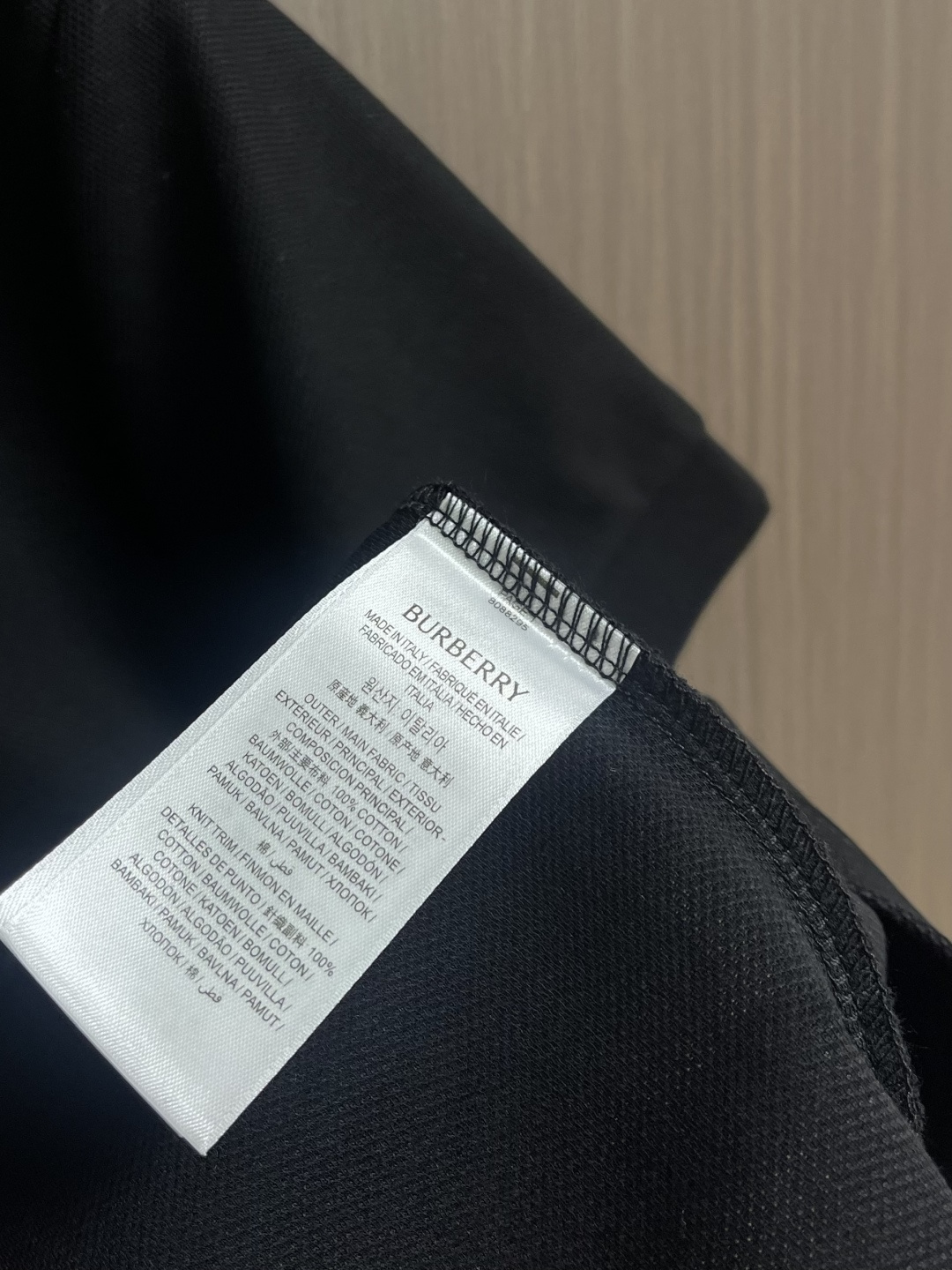 Burberry 经典款短袖Polo衫，面料色牢度，变型度，纯正度，好面料带给我们直观感受就是高级，舒适