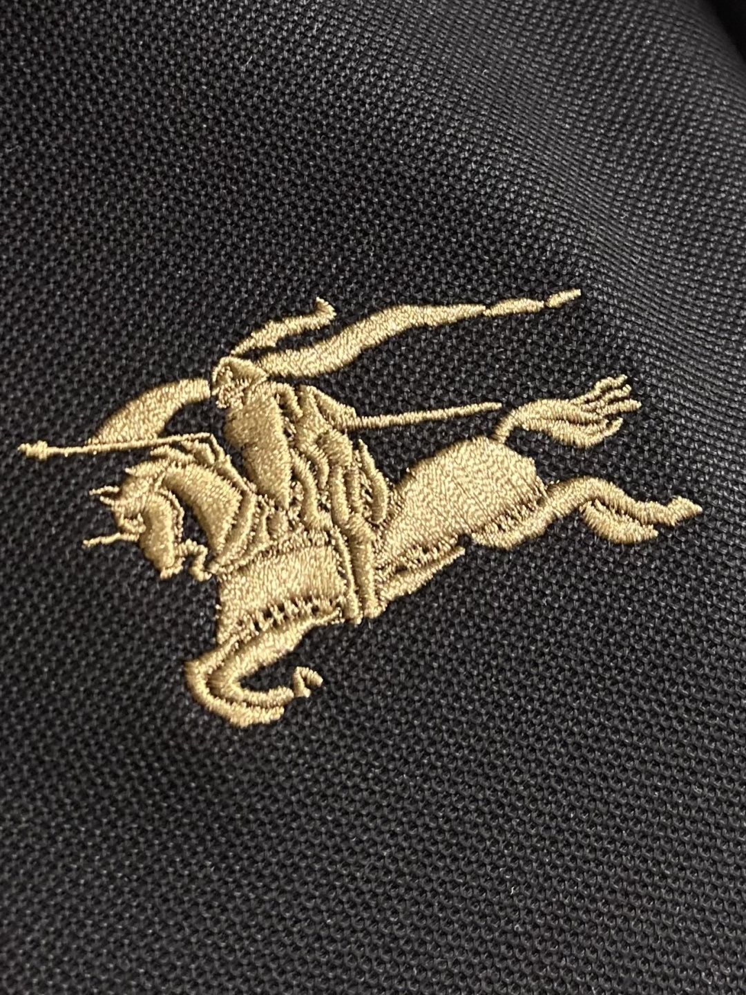 Burberry 经典款短袖Polo衫，面料色牢度，变型度，纯正度，好面料带给我们直观感受就是高级，舒适