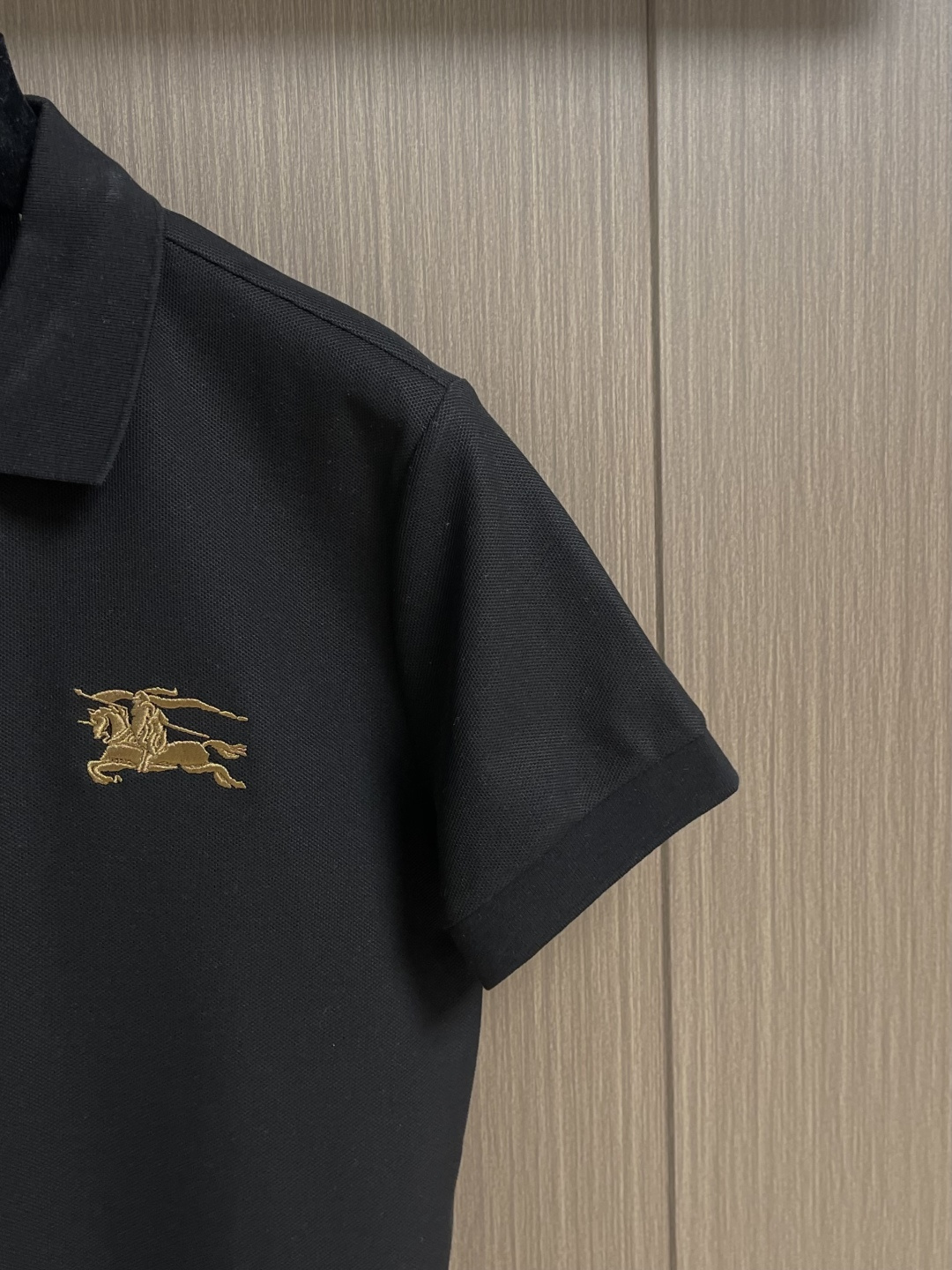 Burberry 经典款短袖Polo衫，面料色牢度，变型度，纯正度，好面料带给我们直观感受就是高级，舒适