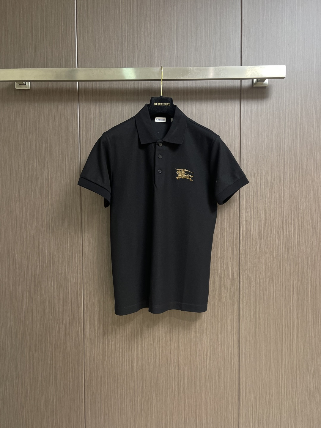 NO:683225,Burberry's classic short-sleeved polo shirt, the color fastness of the fabric, the degree of transformation, and the purity. Good fabrics give us an intuitive feeling that they are high-end, comfortable, soft, delicate and muscular, and the details reflect the quality. The fullness and color fastness of the war horse embroidery are also benchmarks for Xingye, and the logo has also been an iconic logo that has been popular for many years! Sizes S-XXL S, bust 102, shoulder width 42, length 69, medium bust 106  Shoulder width 43, length 70.5 L, bust 110, shoulder width 44, length 72, size19860909Burberry 经典款短袖polo衫,面料色牢度,变型度,纯正度,好面料带给我们直观感受就是高级,舒适,柔软细腻有筋骨,细节体现品质.战马刺绣饱满度以及色牢度也是兴业标杆稿,logo标志也是之前一直是流行了好多年的标志性logo! 尺码S-XXL S码 胸围102 肩宽42衣长69 M码胸围106 肩宽43衣长70.5 L码 胸围110 肩宽44 衣长72 XL码胸围114 肩宽45 衣长73.5 XXL码 胸围118 肩宽46 衣长75,,burberry,T-shirt,,Men's clothing