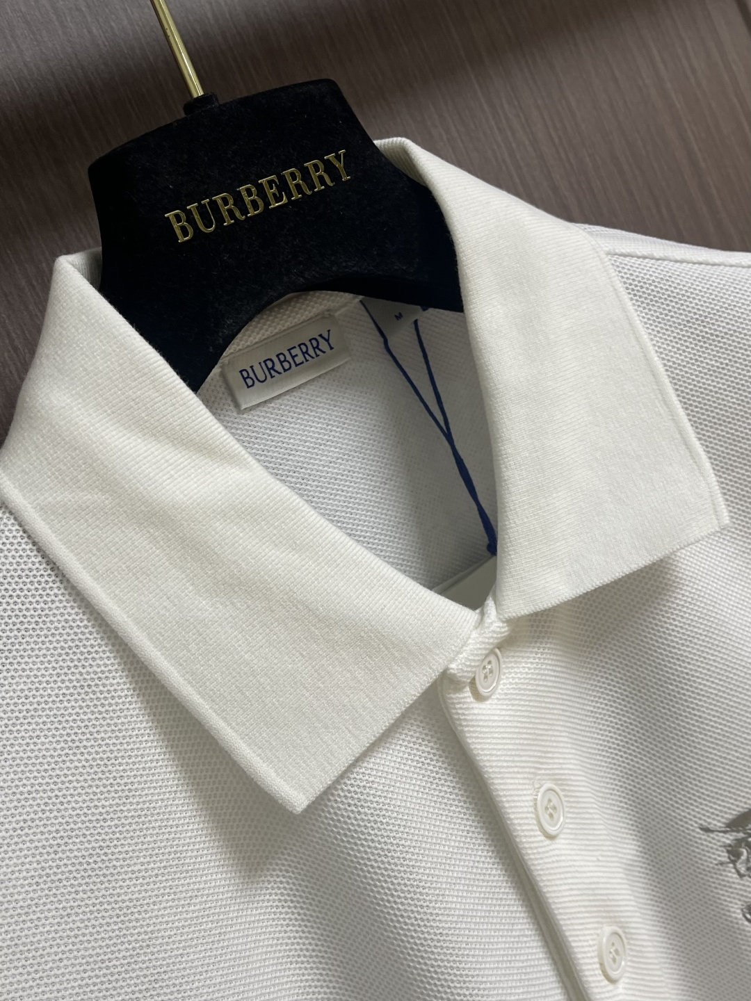 Burberry 经典款短袖Polo衫，面料色牢度，变型度，纯正度，好面料带给我们直观感受就是高级，舒适