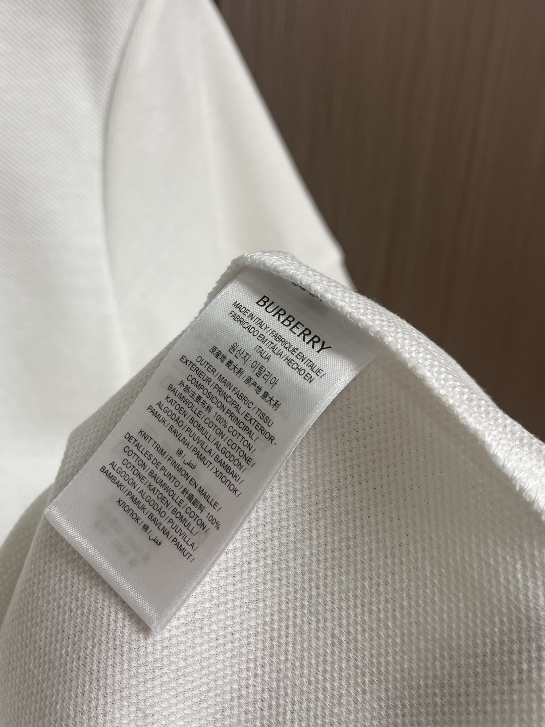 Burberry 经典款短袖Polo衫，面料色牢度，变型度，纯正度，好面料带给我们直观感受就是高级，舒适