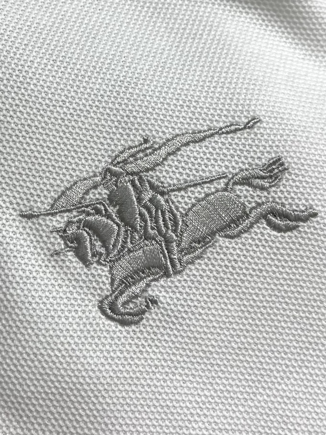 Burberry 经典款短袖Polo衫，面料色牢度，变型度，纯正度，好面料带给我们直观感受就是高级，舒适