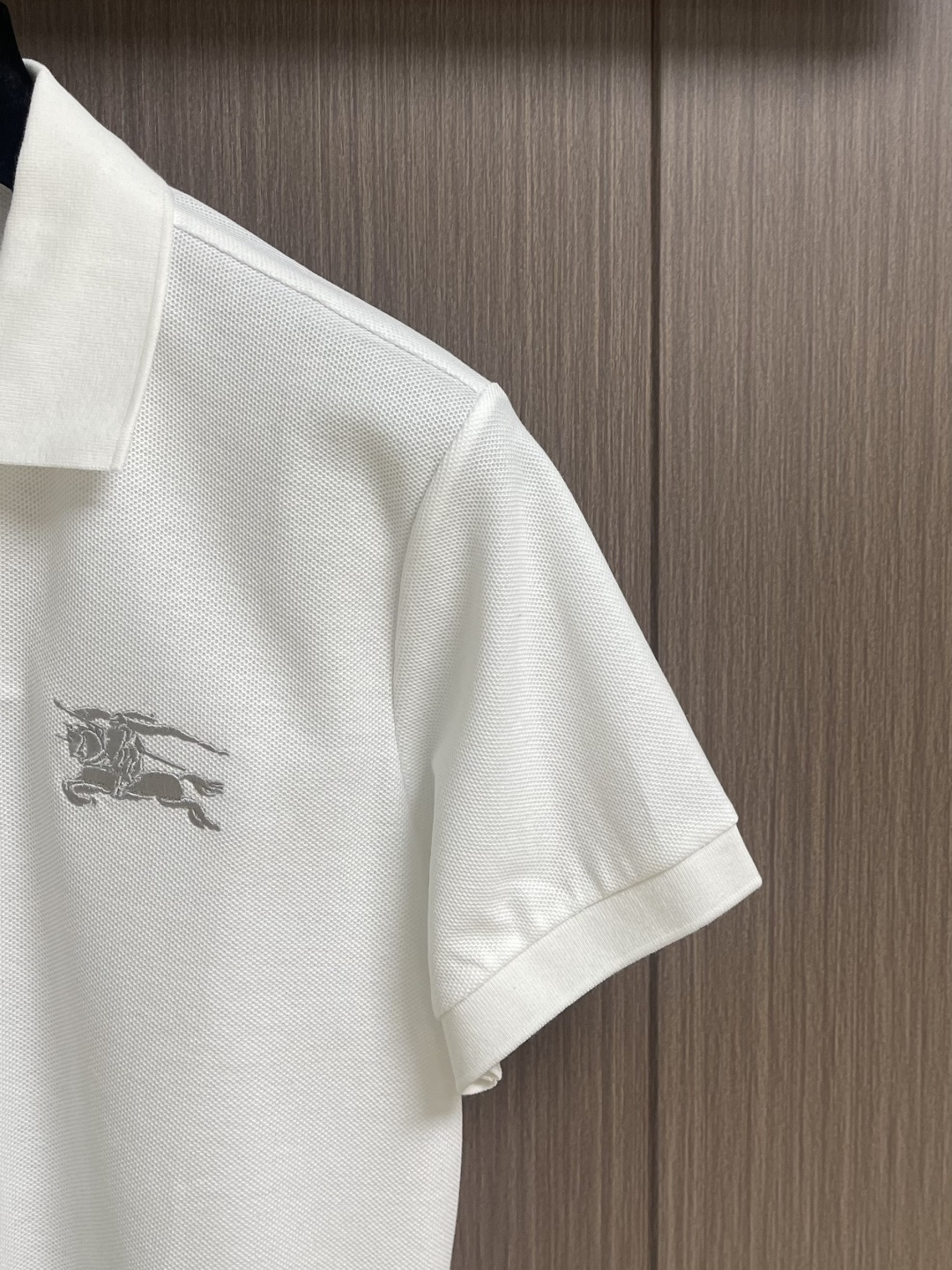 Burberry 经典款短袖Polo衫，面料色牢度，变型度，纯正度，好面料带给我们直观感受就是高级，舒适