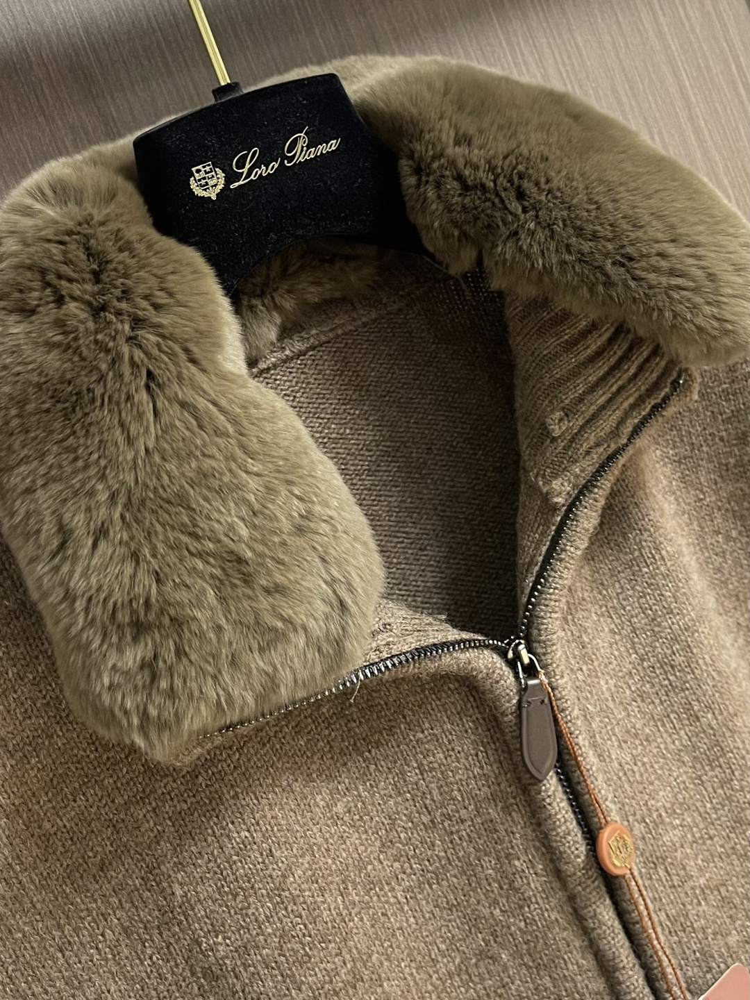 lP🆕 LoroPiana 2026SS早春新款毛领立领拉链针织毛衣开衫！定制羊毛混纺纱线材质织造 舒适