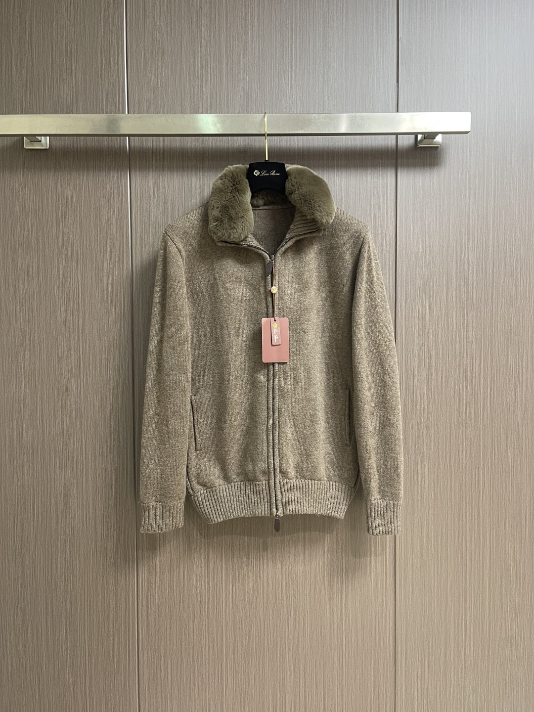 NO:683292,LP Loropiana 2026SS early spring new fur collar stand collar zipper knitted sweater cardigan!  Made of custom wool blended yarn material, comfortable and warm, with high quality. Stand-up collar zipper long-sleeved cardigan cut. The whole body is edged with pit strip design. Relaxed and fashionable. The body decoration is based on solid color to make the overall shape more advanced and crisp. It is equipped with leather label zipper buckle details to create the brand's exclusive literary style. It adds a sense of style to the regular versatile style and wears it with a fashionable and advanced look!  !  Size 48-50-52-54,,loro piana,loro piana,sweaters,19860909LP Loropiana 2026SS早春新款毛领立领拉链针织毛衣开衫！定制羊毛混纺纱线材质织造 舒适保暖 质感上乘 立领拉链长袖开衫剪裁 通体包边采用坑条设计 松弛时髦 大身饰以纯色为基础打底 让整体造型更高级挺括 配上皮标拉链扣细节 打造品牌专属文艺风 为常规百搭款式增添造型感 穿搭洋气高级！！尺码48-50-52-54,,loro piana,loro piana,sweaters,,Men's clothing